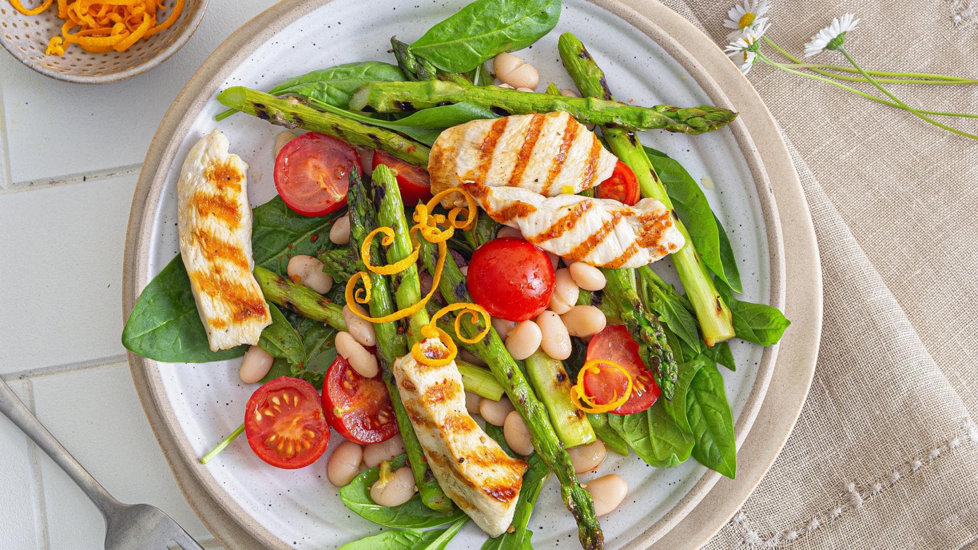 Salat mit gegrilltem Spargel & Hähnchen 