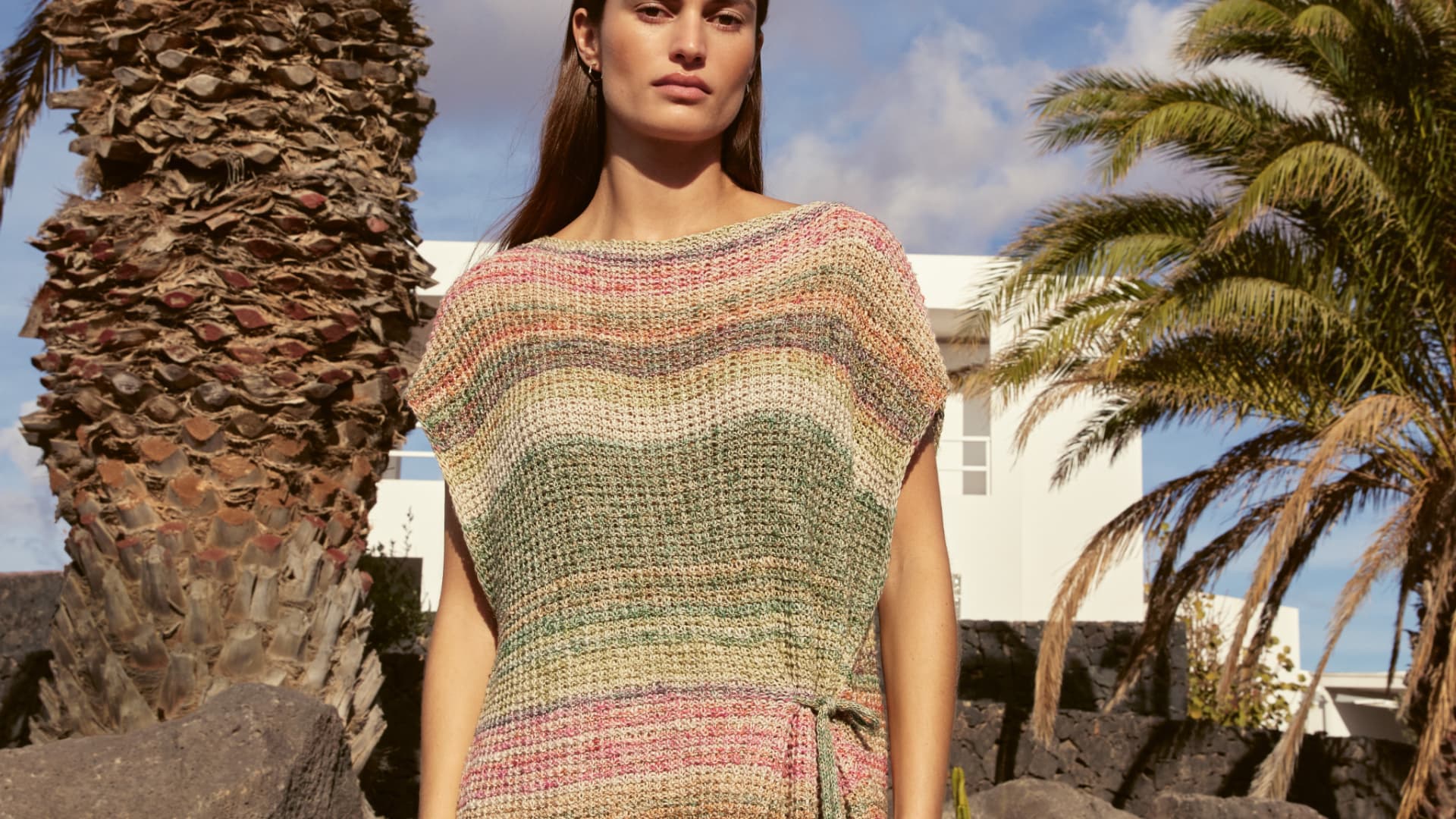 Model in luftigem Tunika-Kleid von Lana Grossa