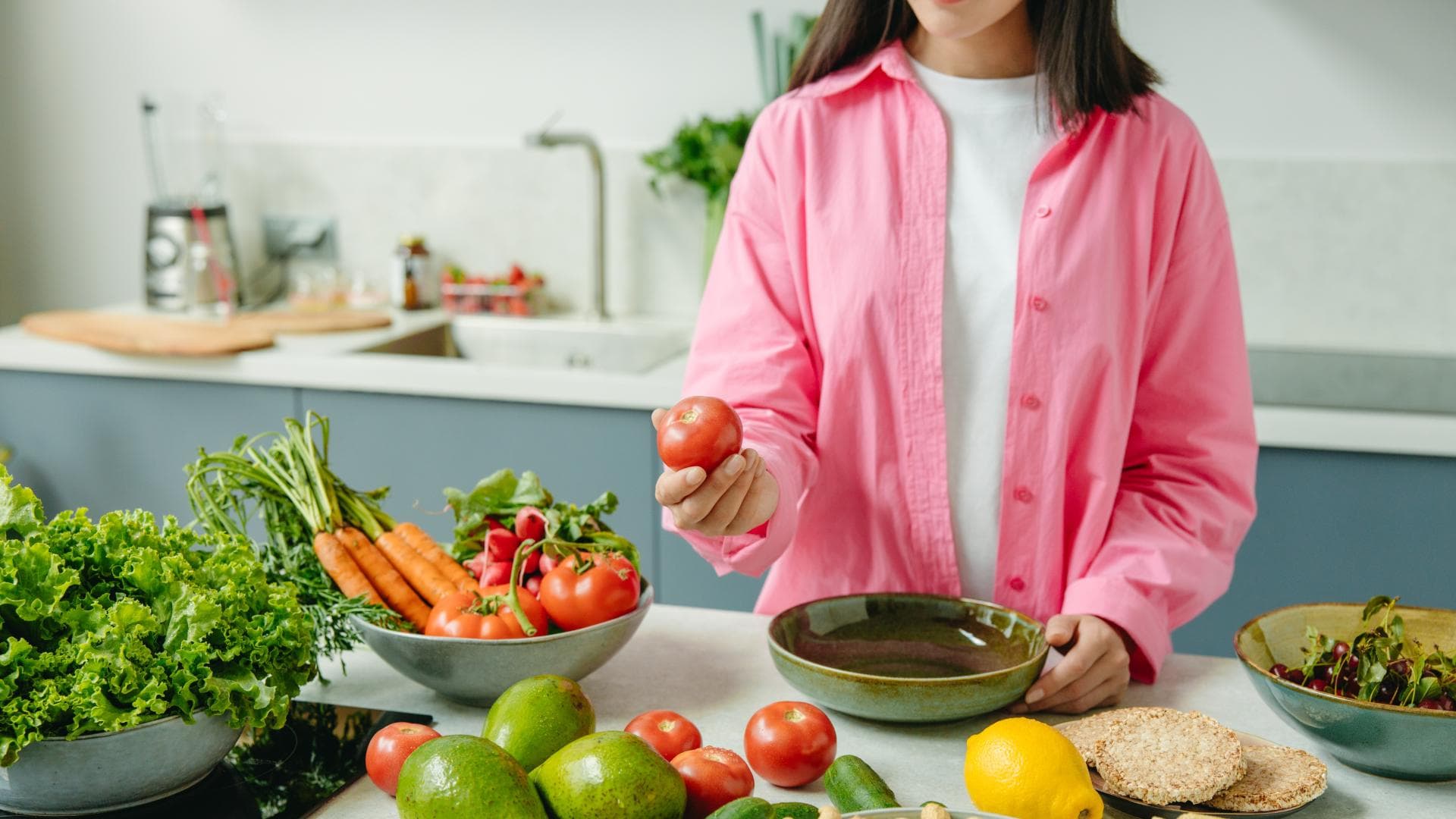 Frau bereitet gesunde Mahlzeit zu
