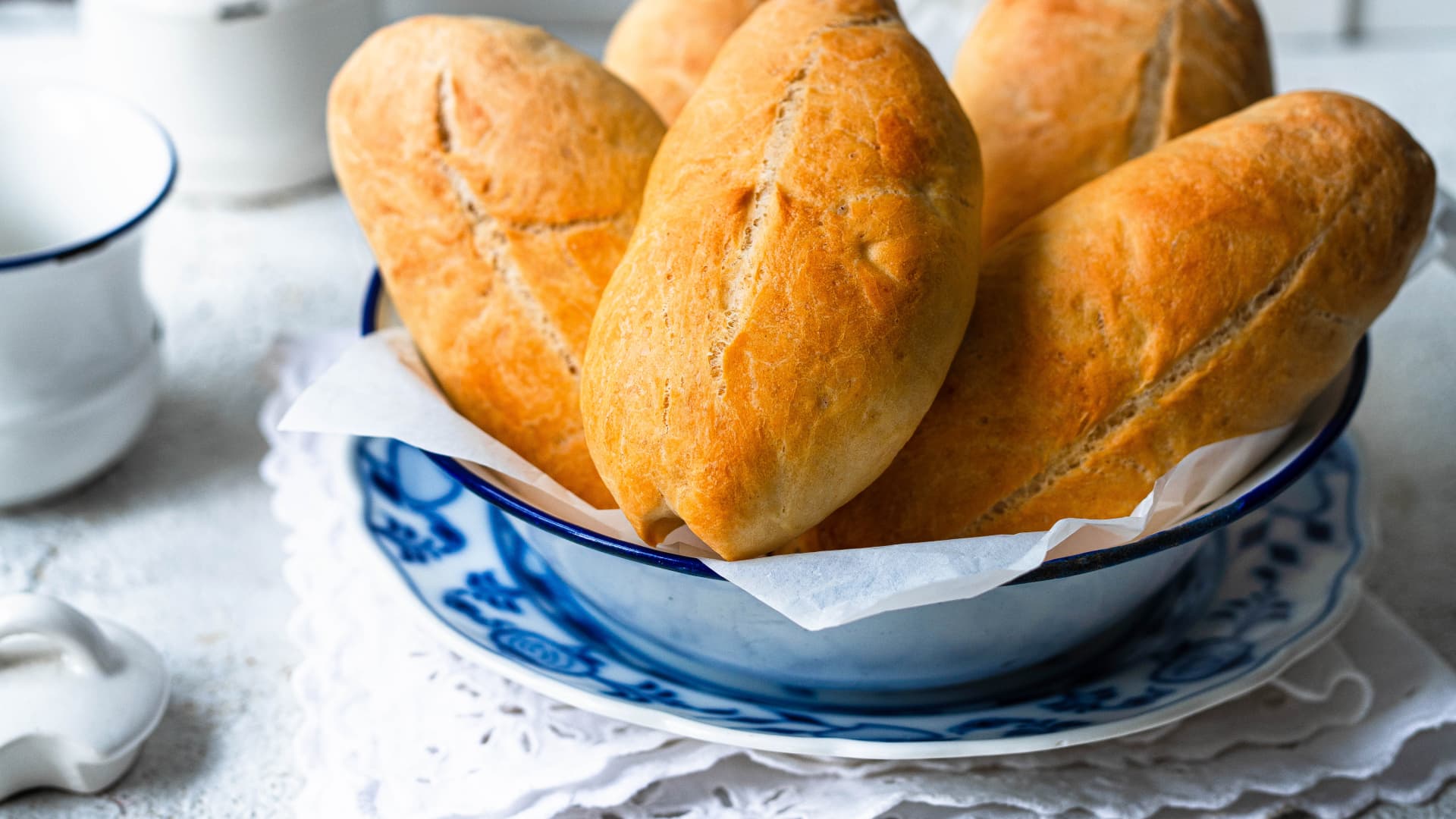 4-Zutaten-Brötchen liegen in einer Brötchenschüssel und sind knusprig braun ausgebacken