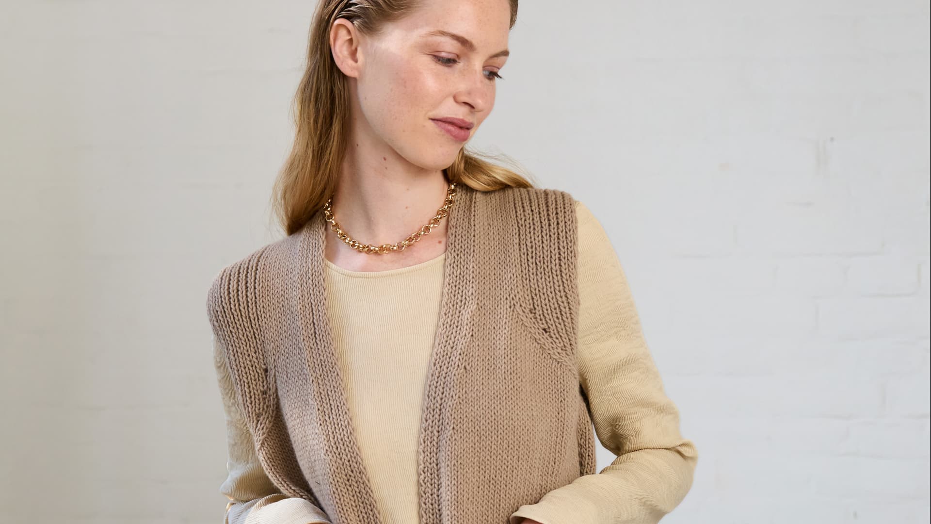 Model in cosy Kaschmir-Weste von Lana Grossa