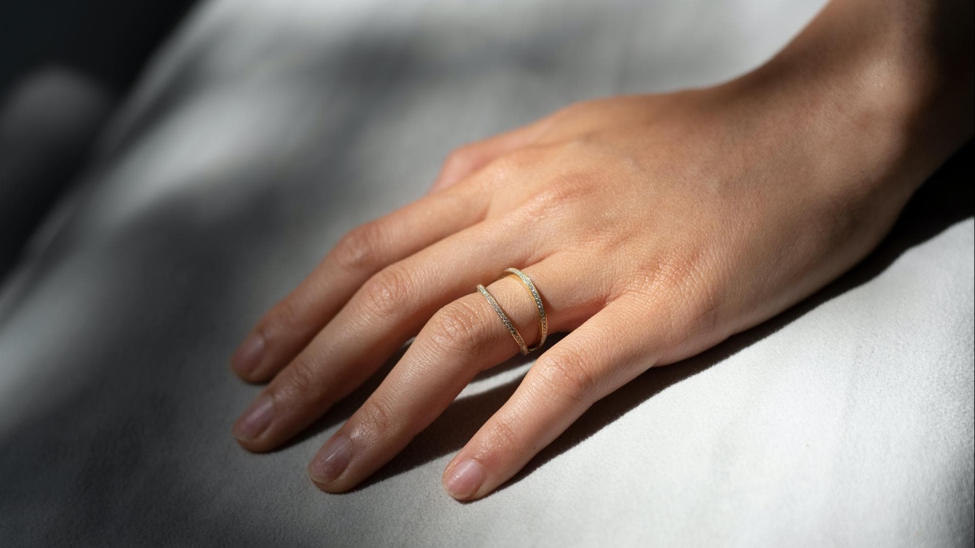 Frau mit Diamantringen