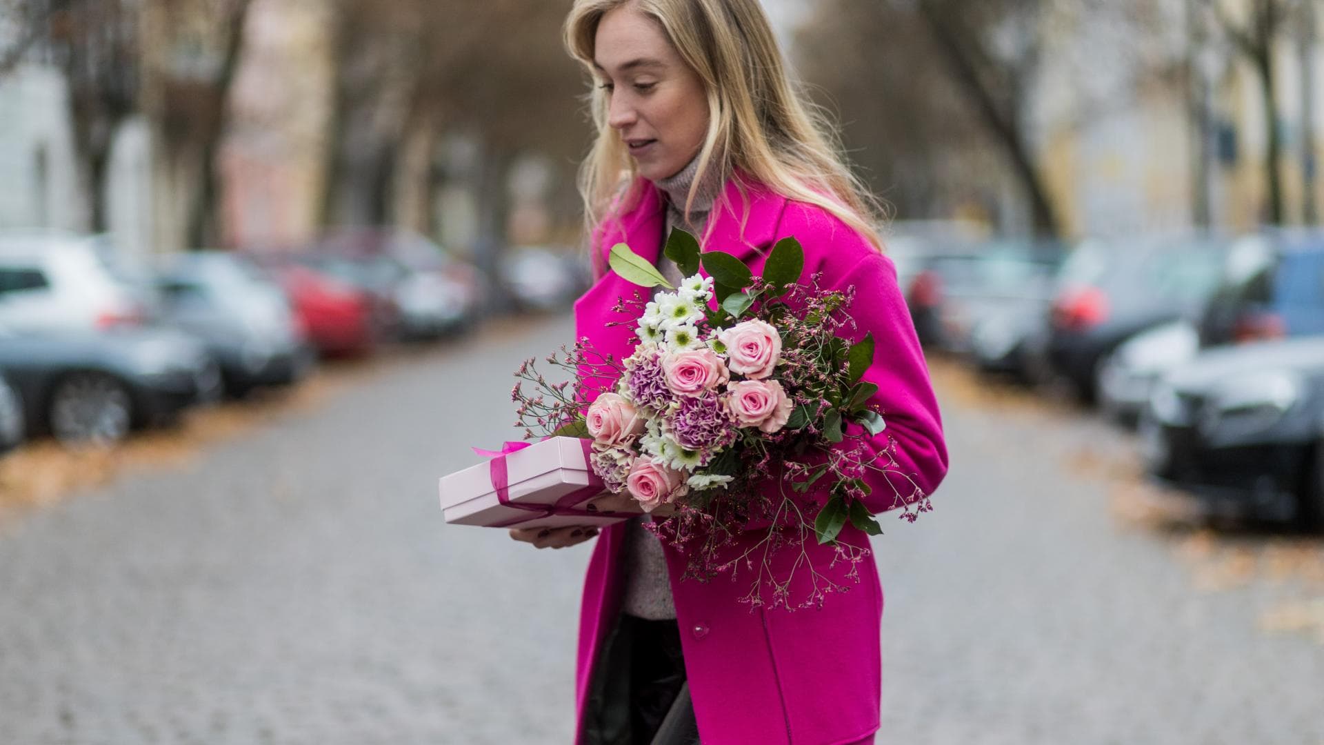 Frau mit Geschenk und Blumen