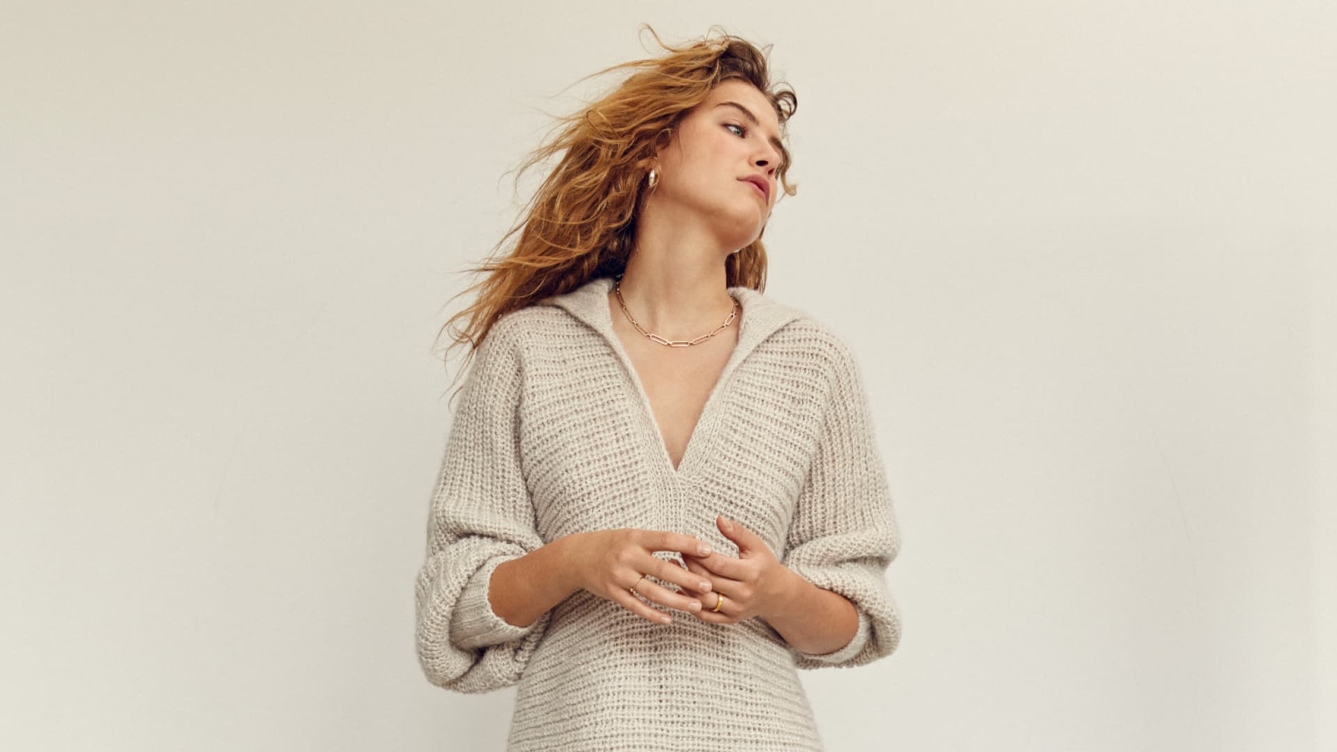 Model in gestricktem Japandi-Pullover von Lana Grossa