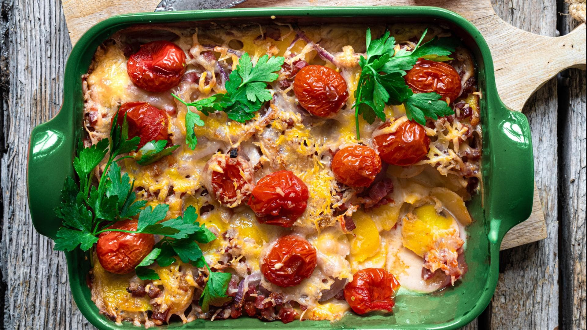 Kartoffelgratin mit Speck und Tomaten 