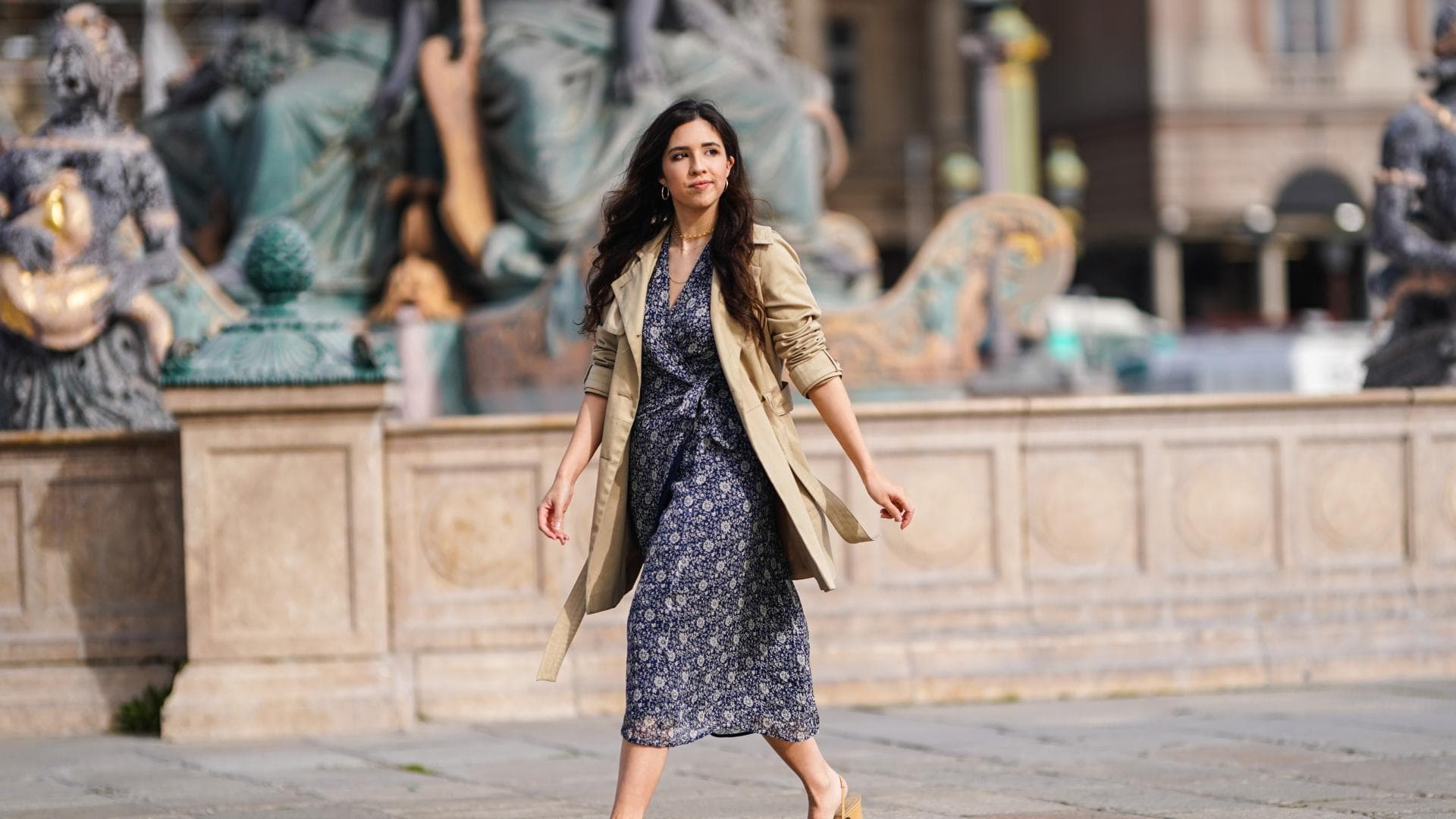 Streetstyle mit einem Wickelkleid und Trenchcoat