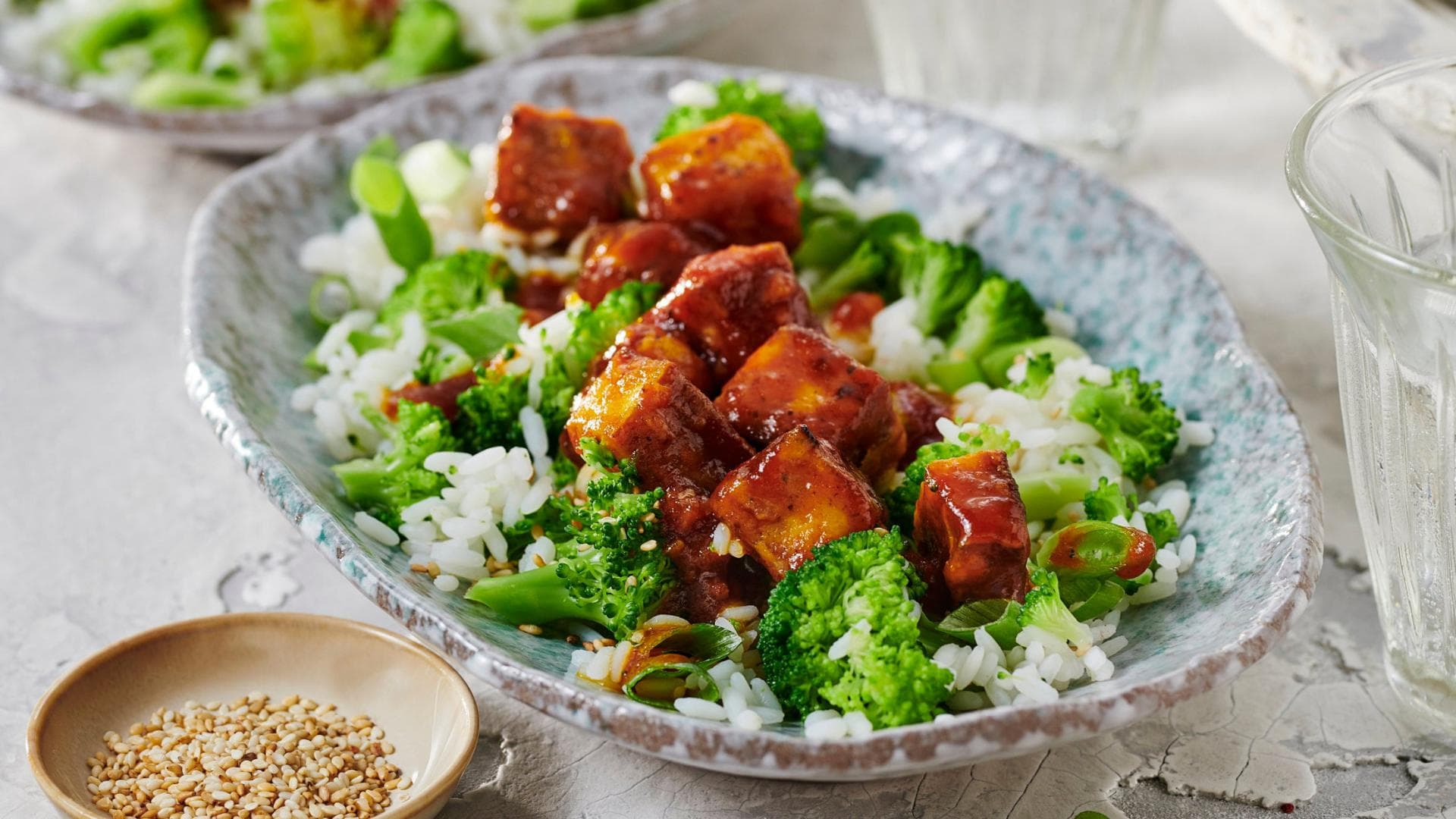 Knuspriger Tofu mit Brokkoli-Reis
