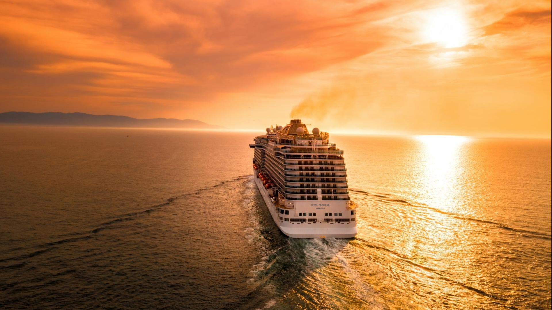 Ein Kreuzfahrtschiff im Sonnenuntergang
