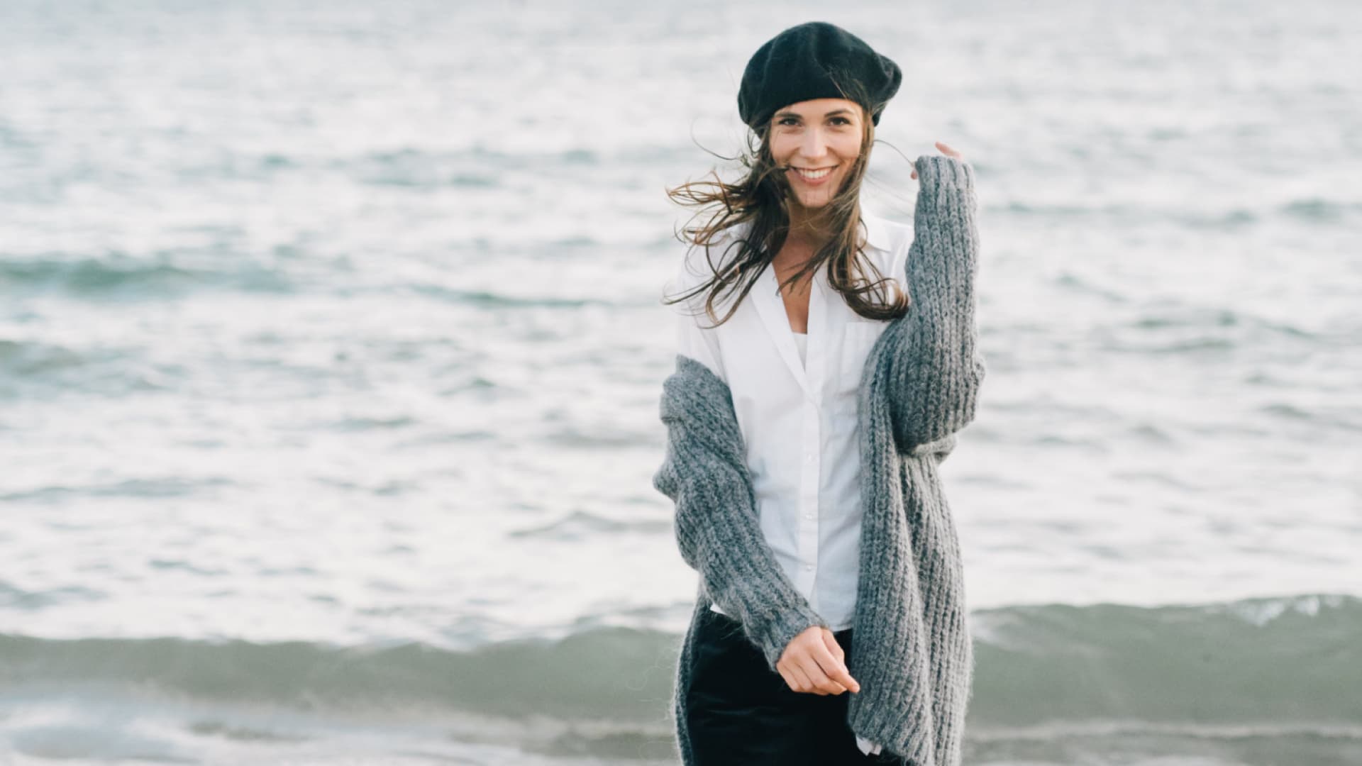Model in gestrickter Jacke, die maritim inspiriert ist