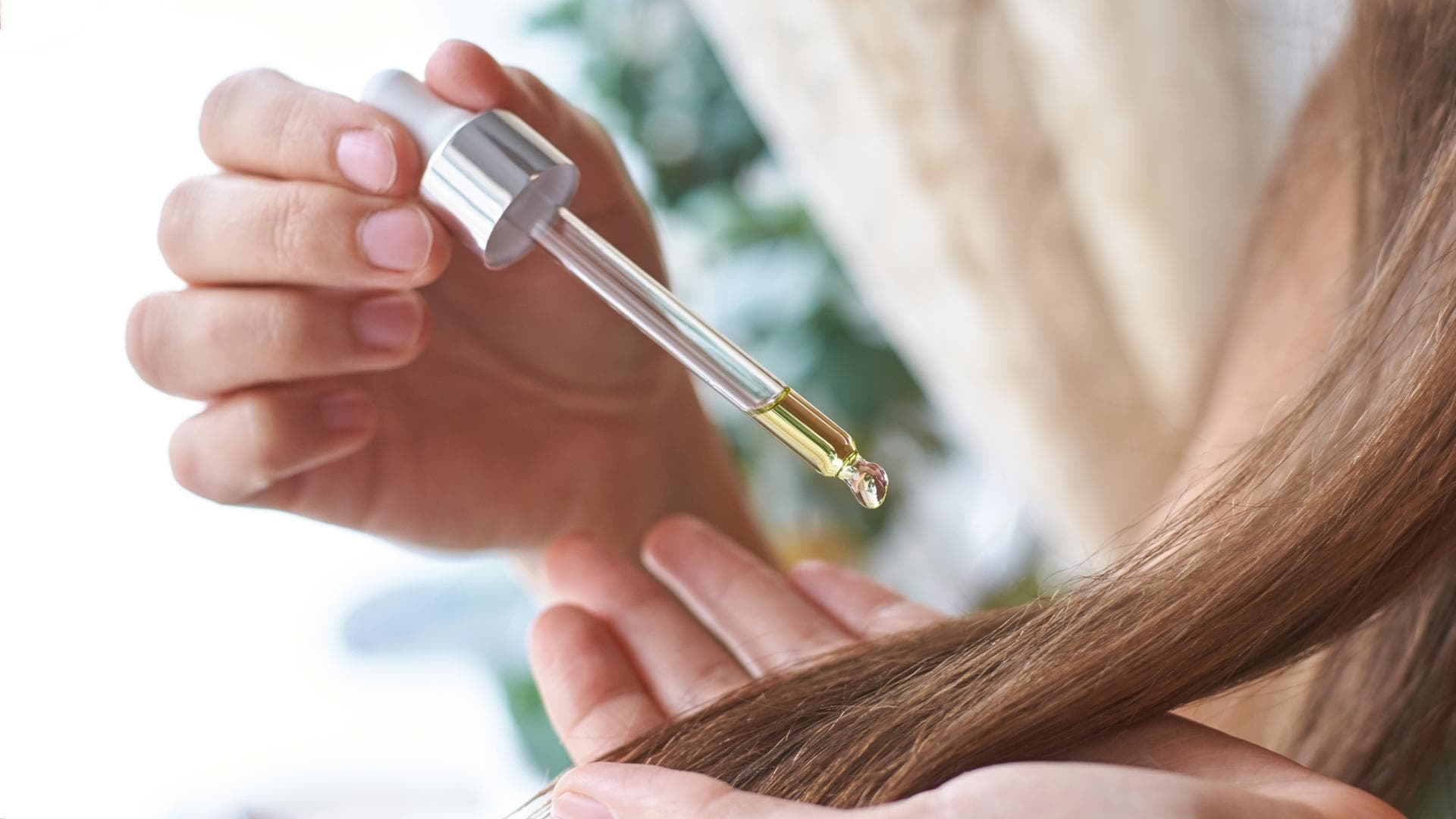 Beauty-Chefin Isabell Stiller trägt Apfelessig mithilfe einer Pipette auf dem Haar auf