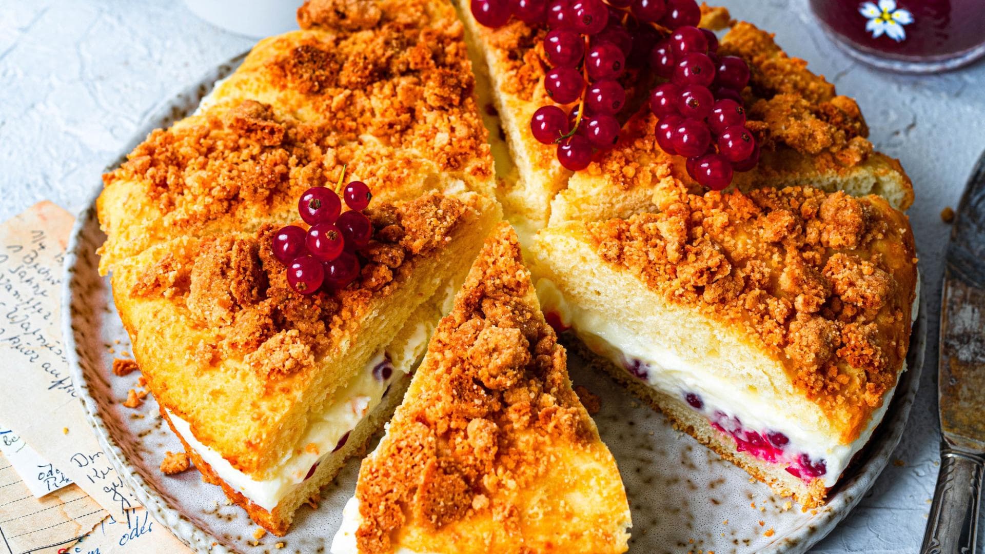 Streusel-BIenenstich mit Johannisbeeren 