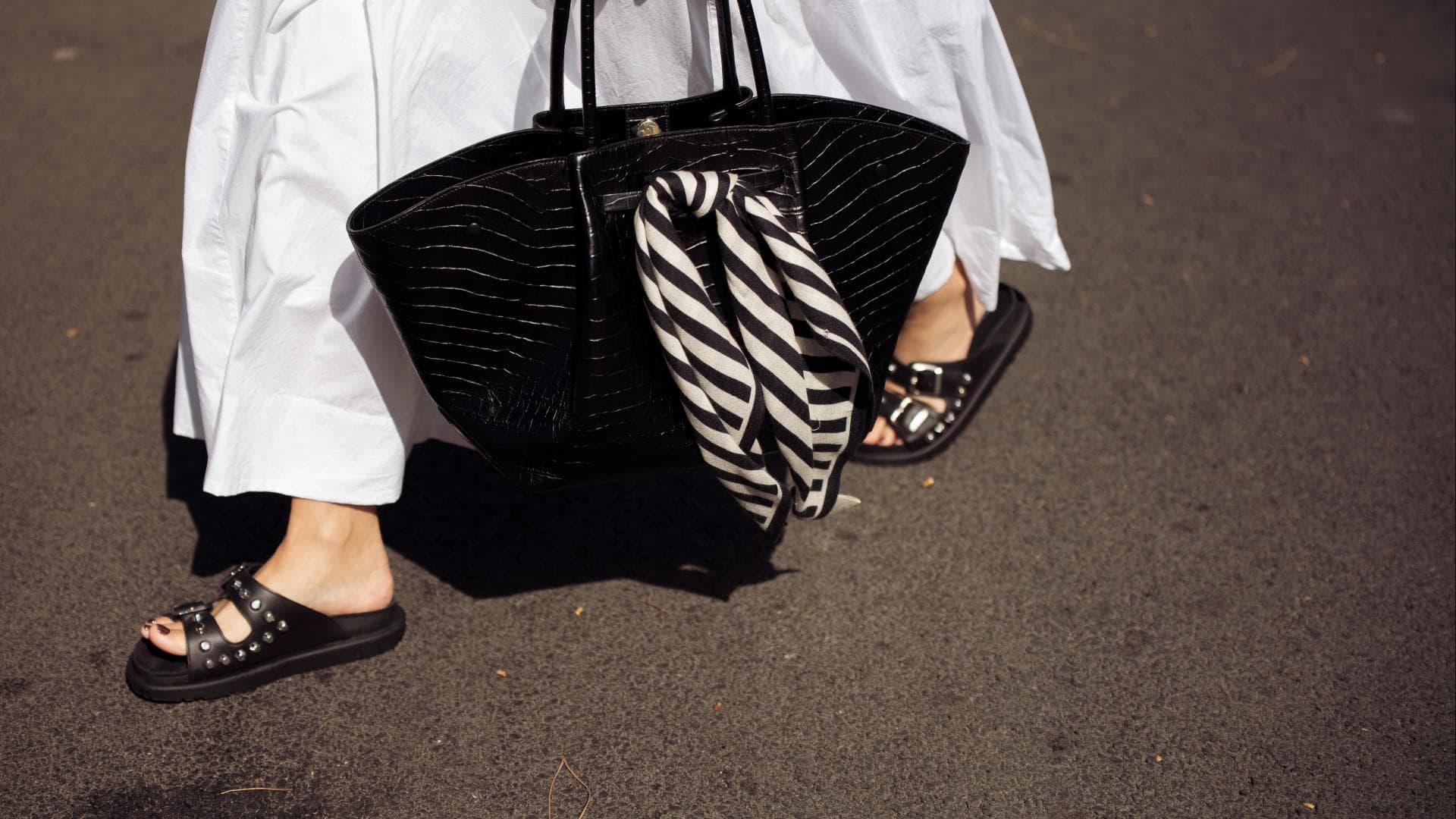 Schwarze Sandalen Streetstyle 