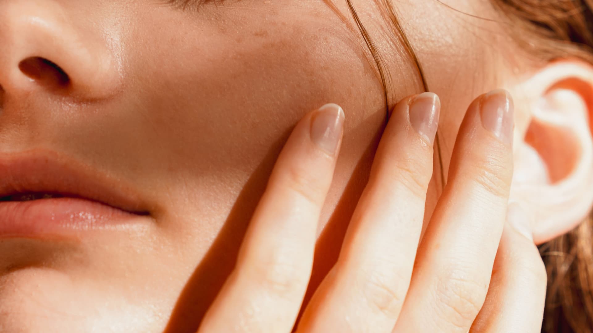 Frau mit dem besten Sonnenschutz auf den Lippen