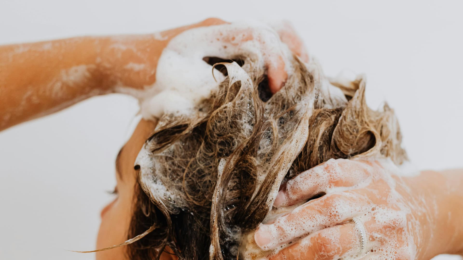 Frau duscht bei Gewitter