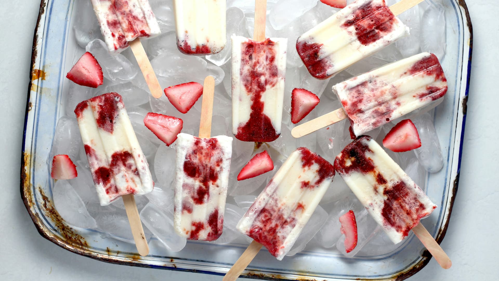 Erdbeereis mit karamellisierten Erdbeeren, griechischem Joghurt und Honig