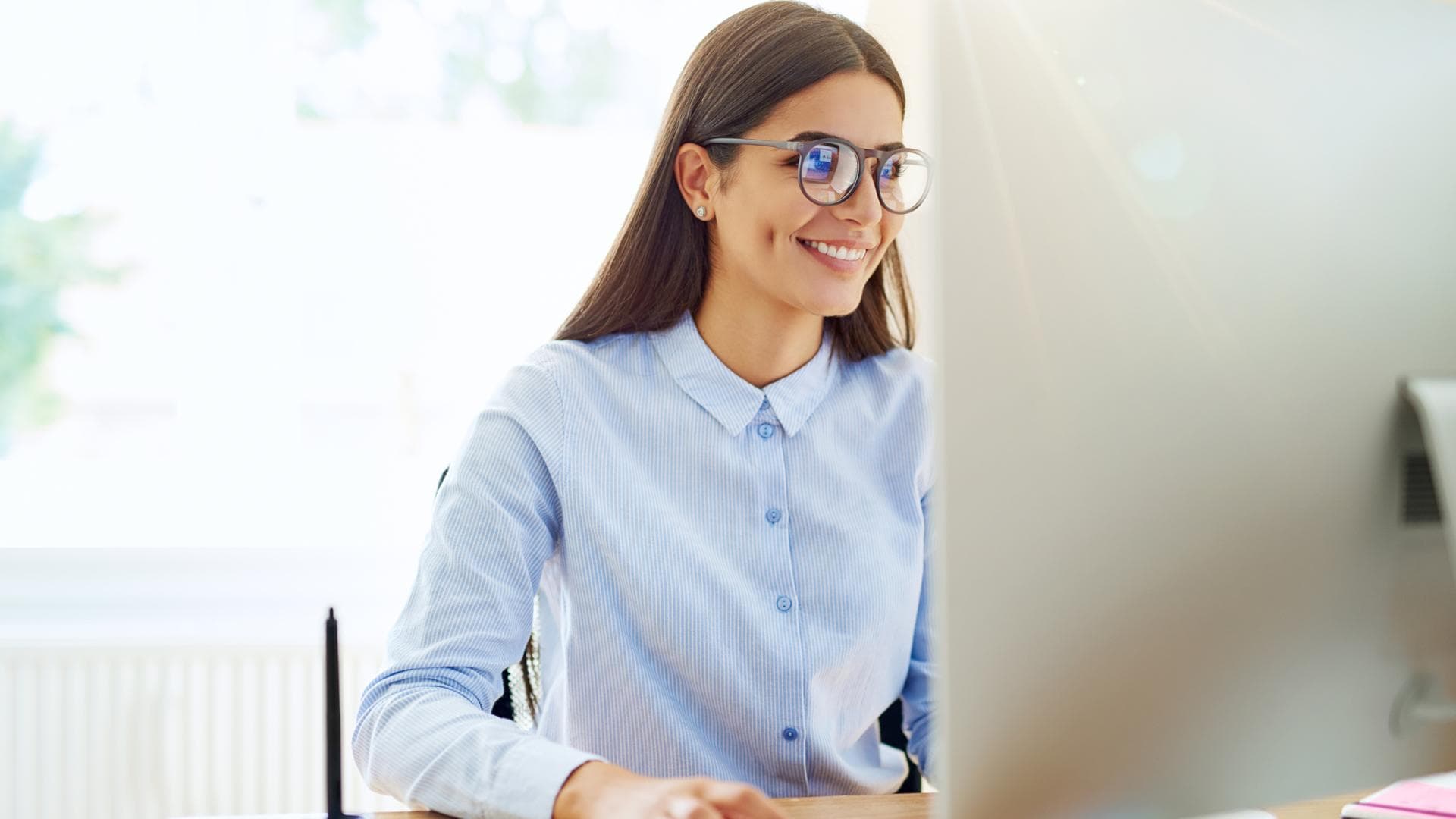 Frau arbeitet am Computer