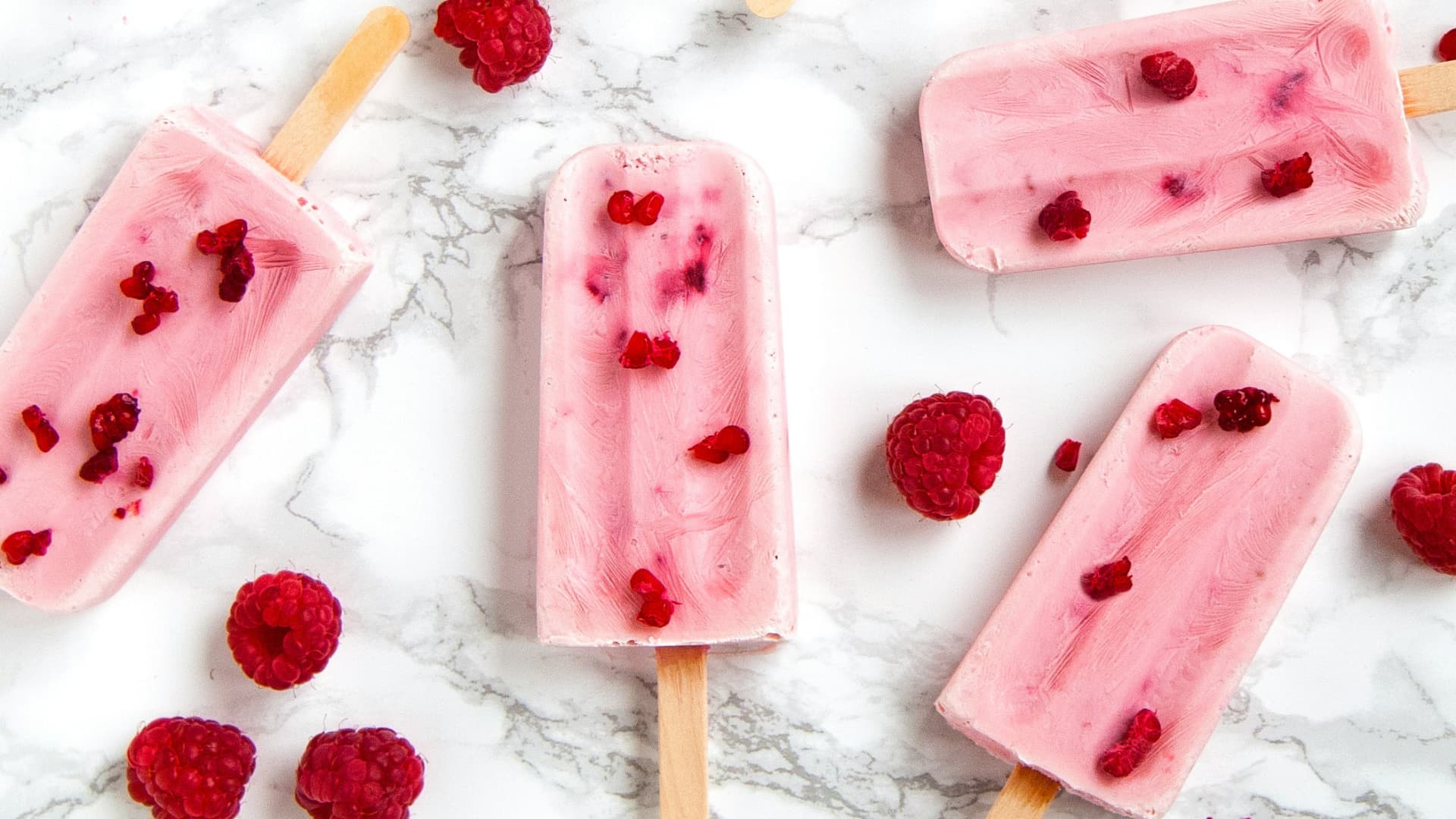 Himbeer-Cashew-Eis am Stiel