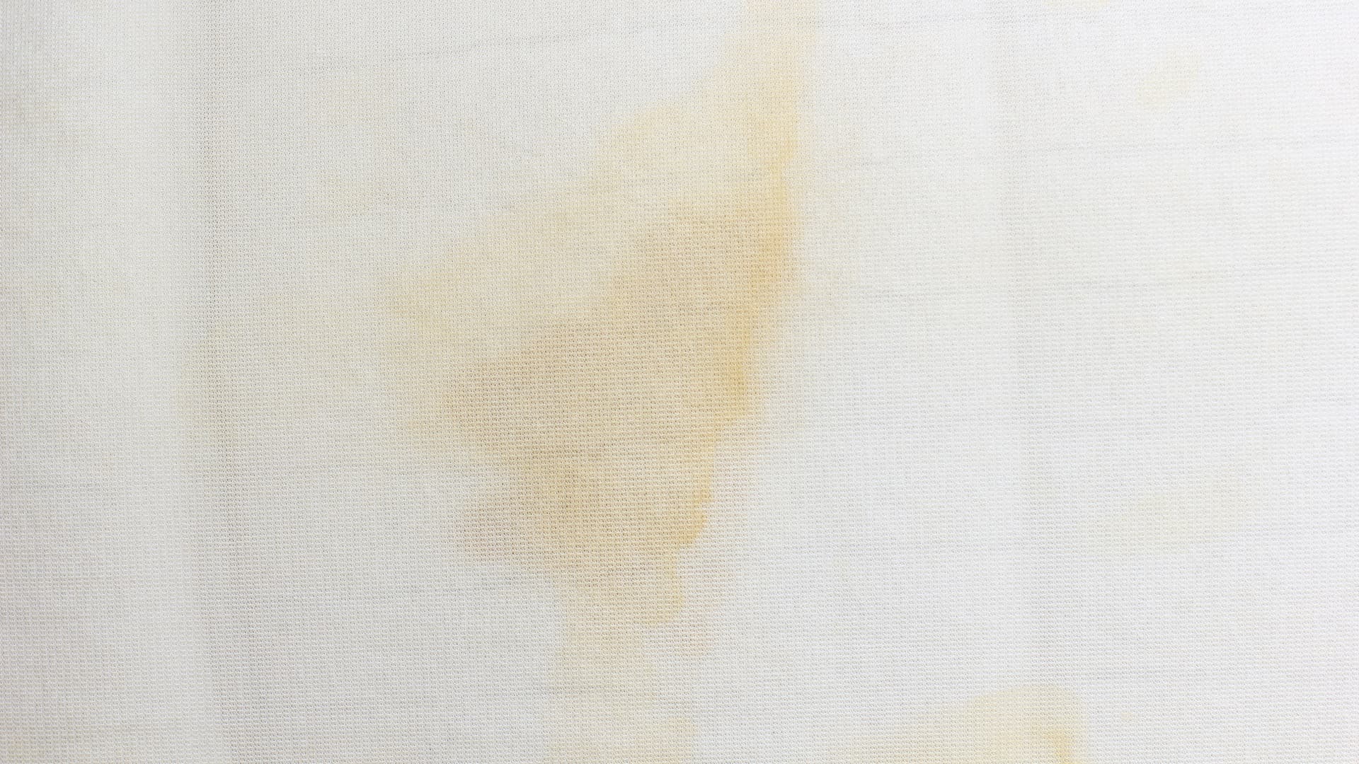 Sonnencremeflecken auf Kleidung