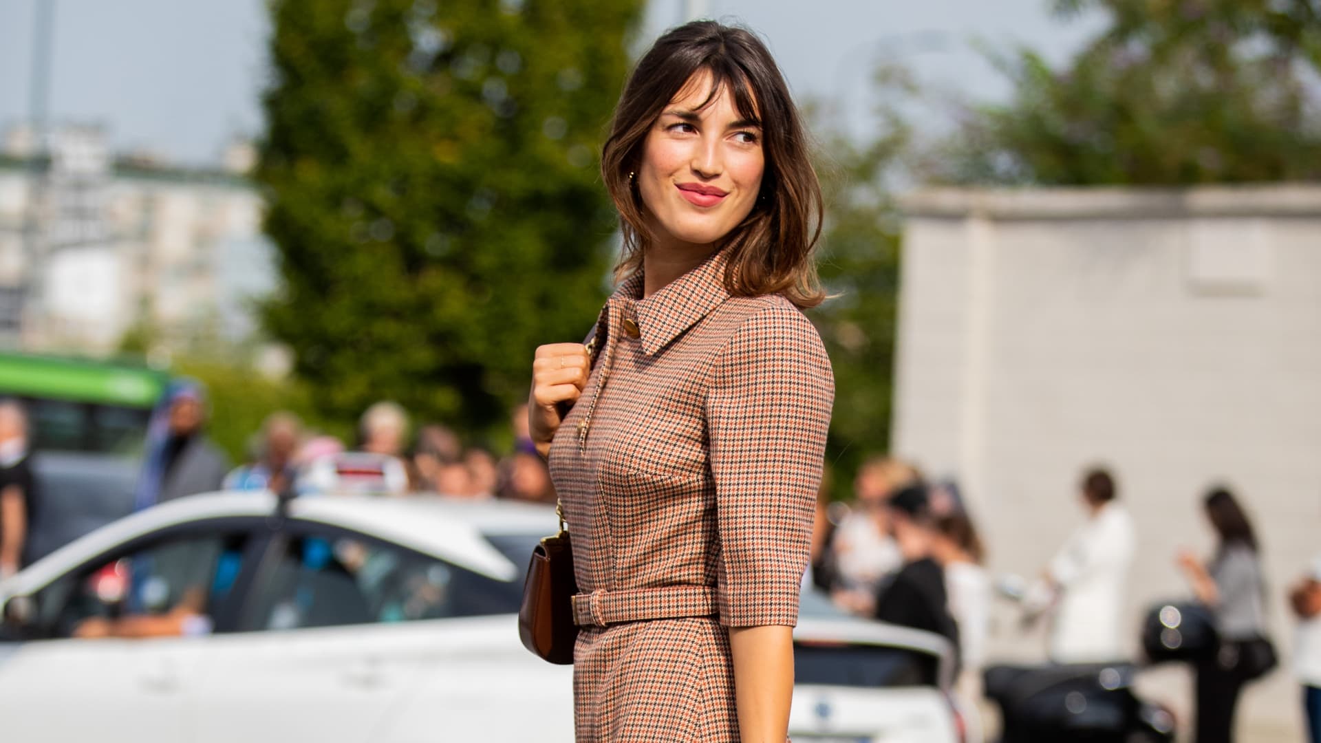 Jeanne Damas mit Übergangsfrisur von kurz auf mittellang
