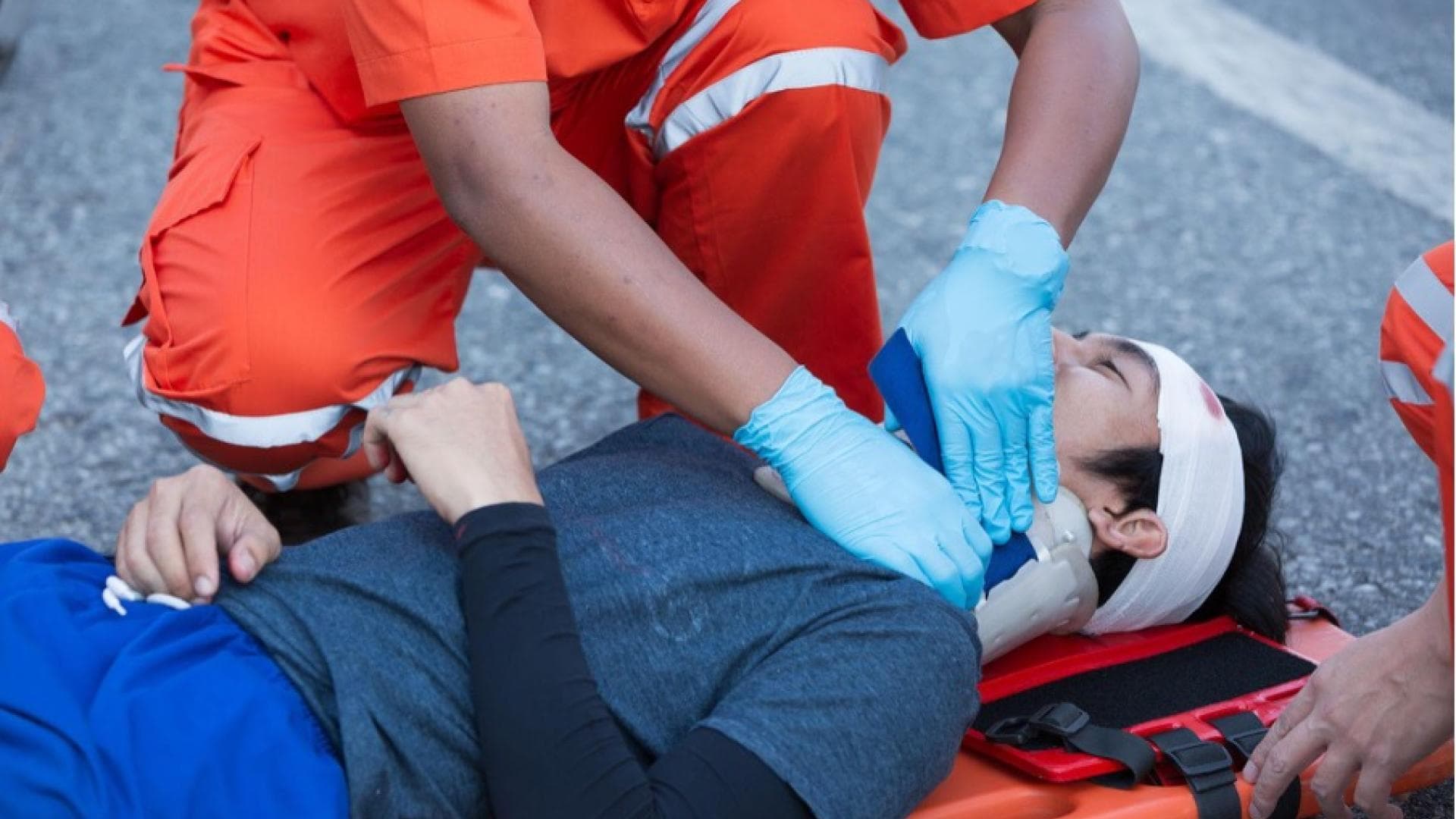Ein Patient wird an der Unfallstelle versorgt
