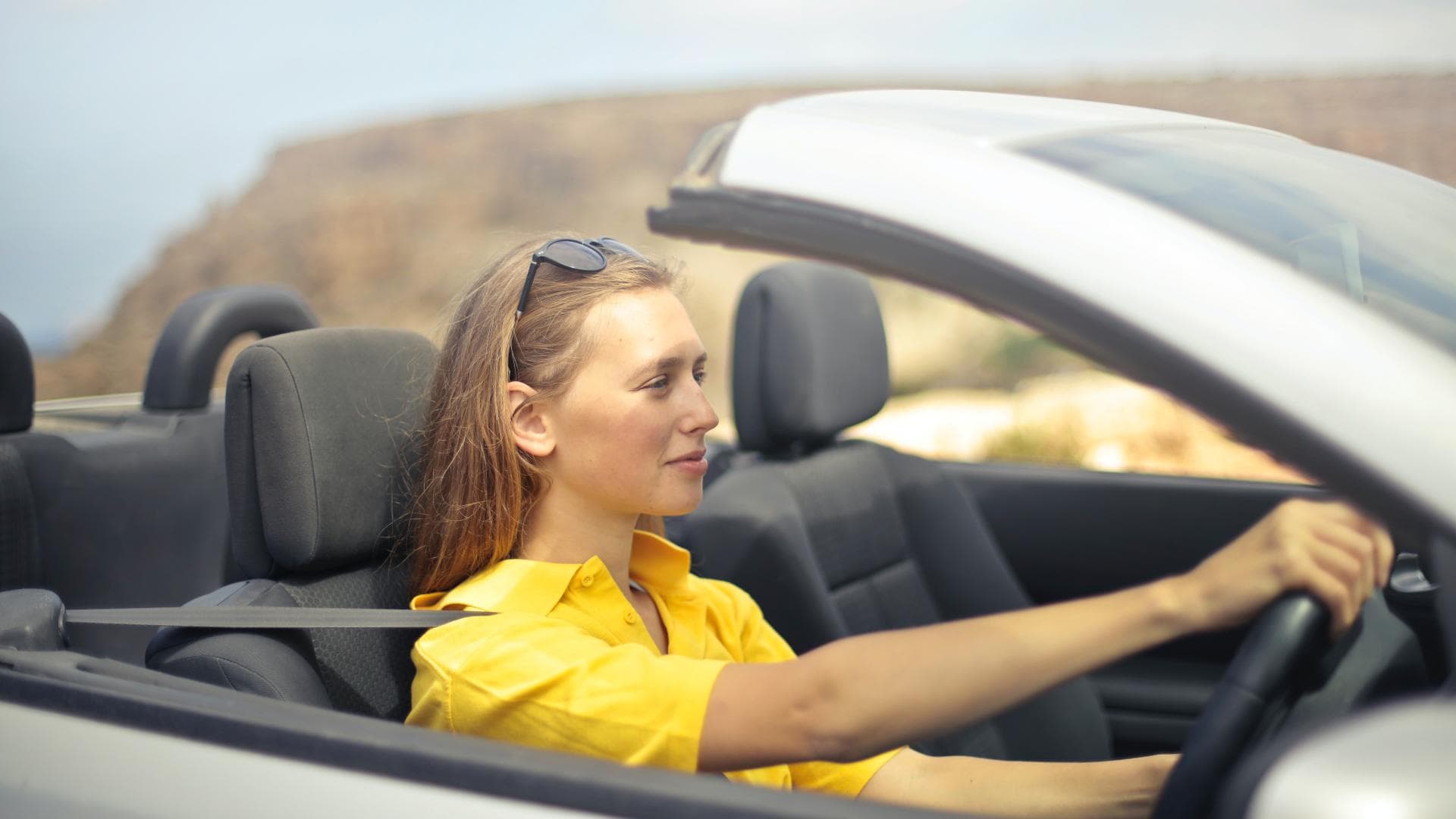 Eine junge Frau sitzt im Auto