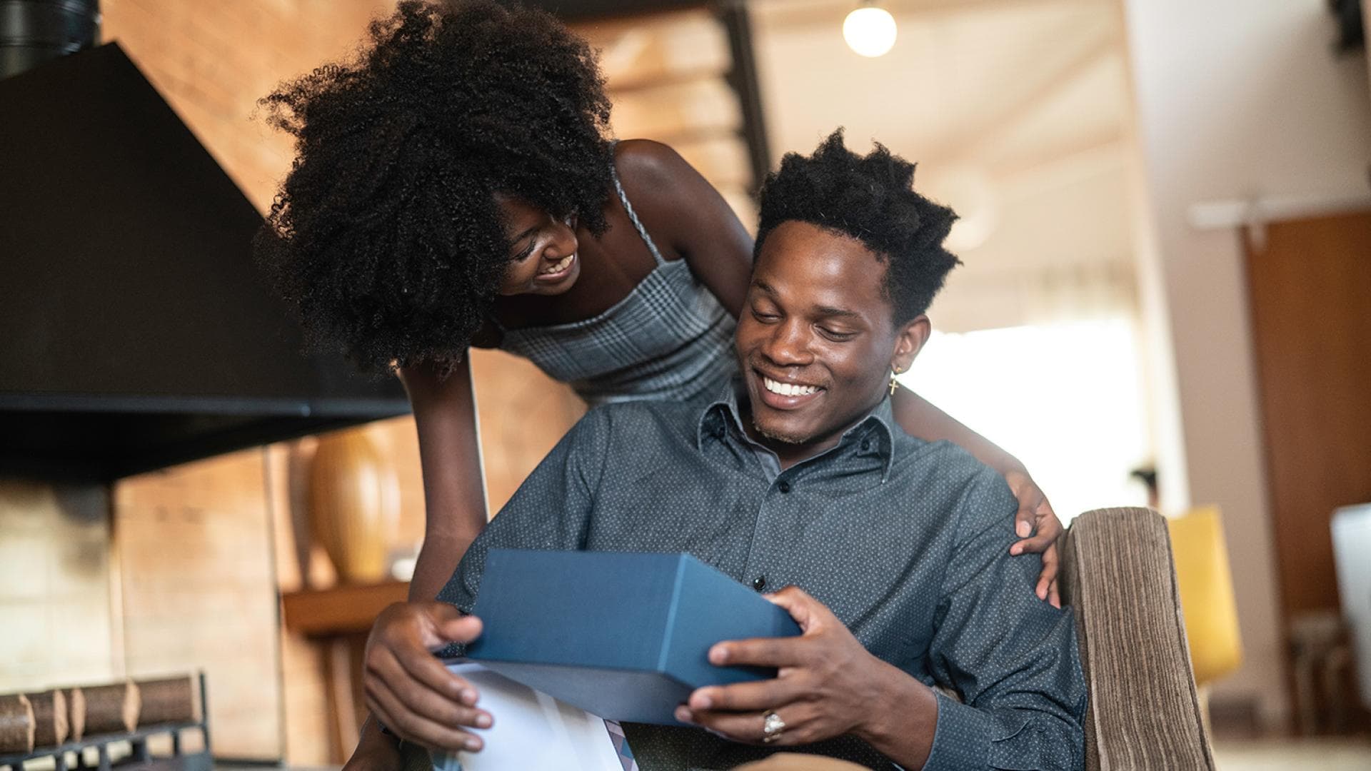 Eine Frau beschenkt ihren Freund