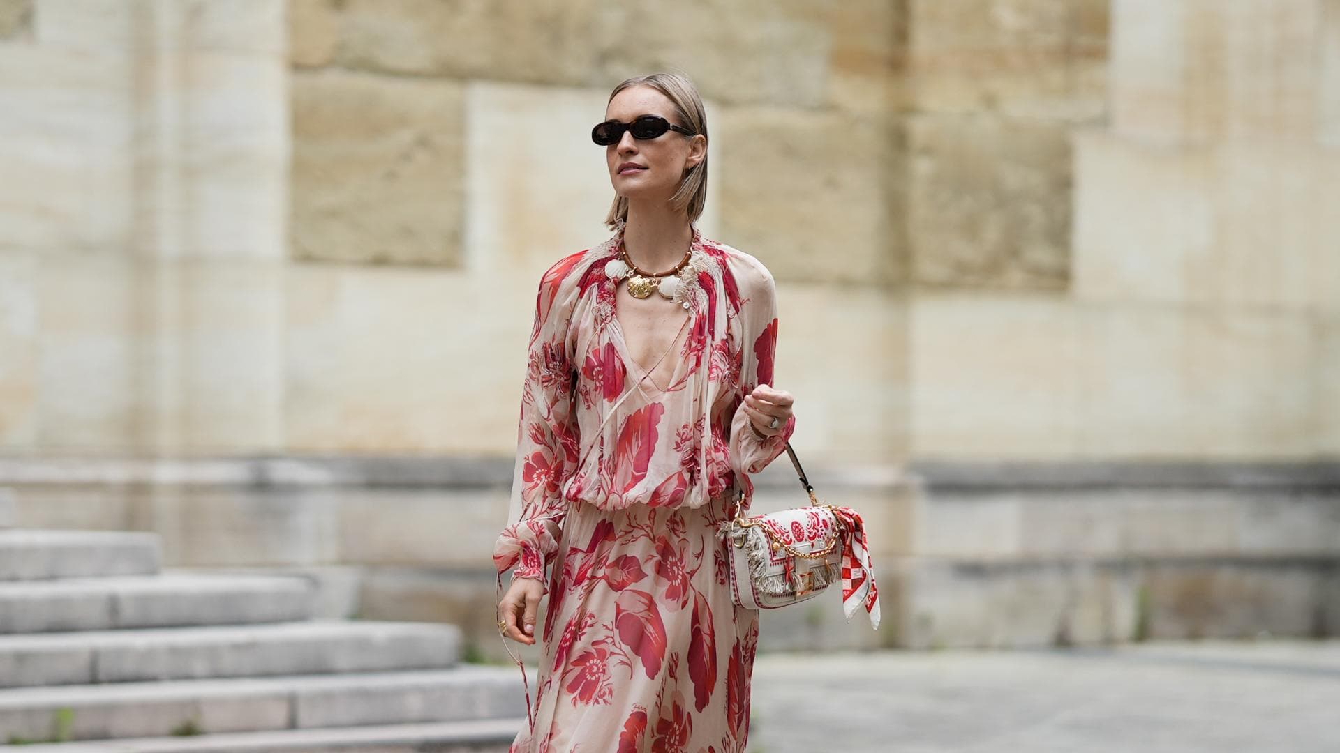 Kleid mit Blumen Streetstyle