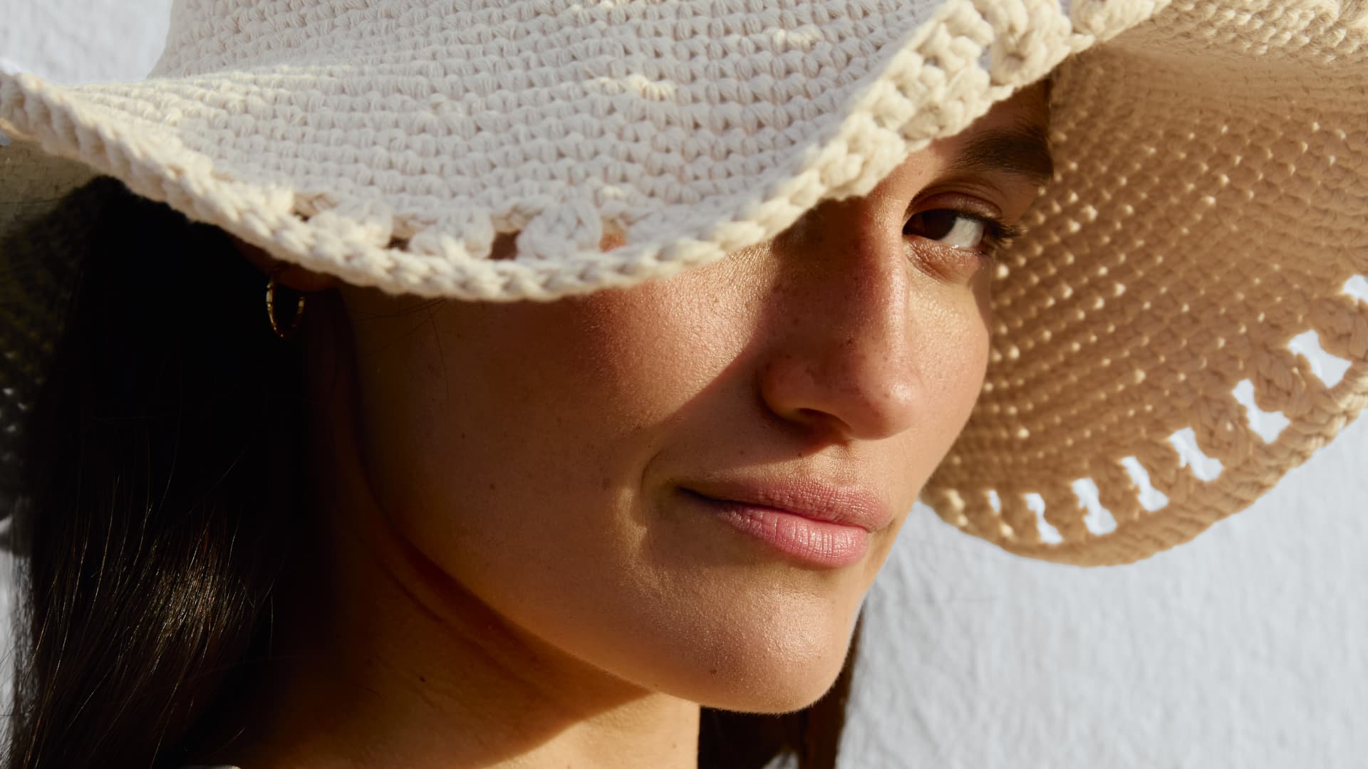 Model mit selbst gehäkeltem Hut von Lana Grossa