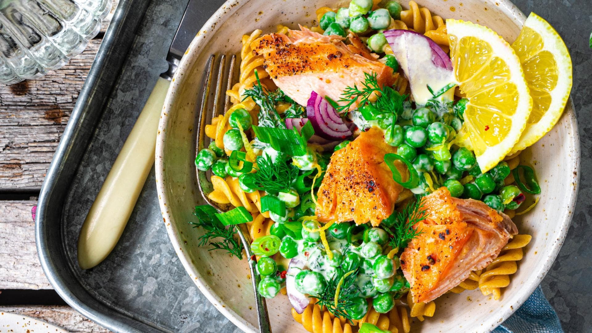 Zitronen-Pasta mit pulled Lachs 