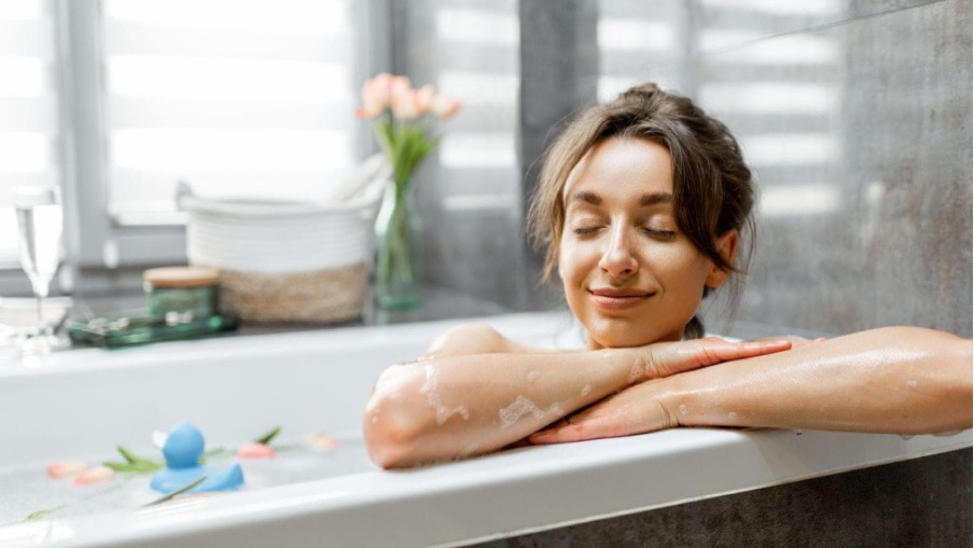 Eine Frau entspannt in der Badewanne