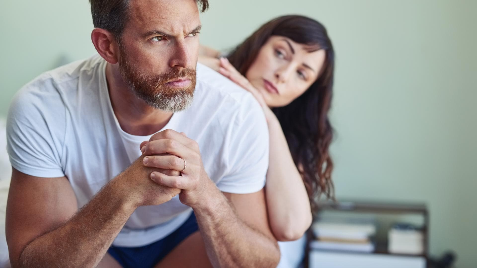 Libidoverlust und Erektionsstörungen können eine Partnerschaft schwer belasten.