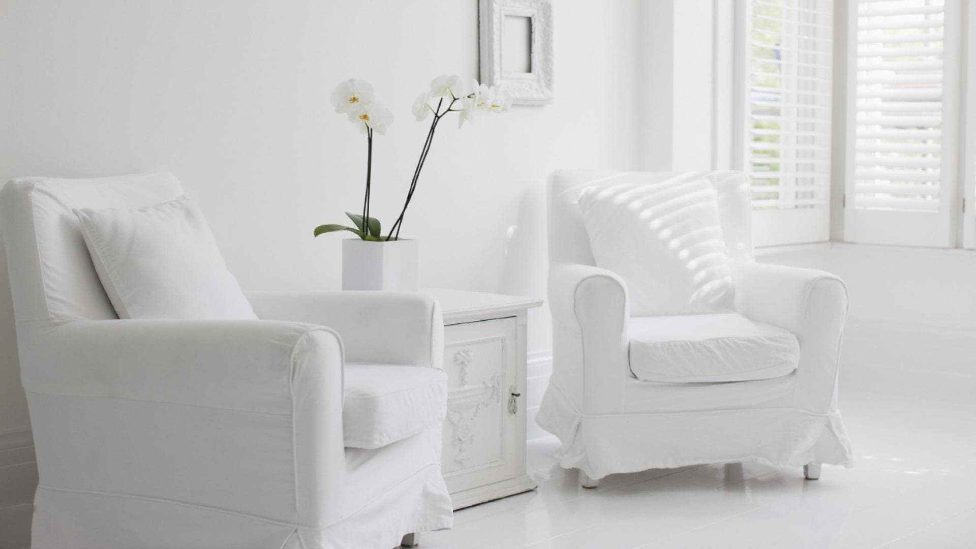 Weiße Sessel im Wohnzimmer