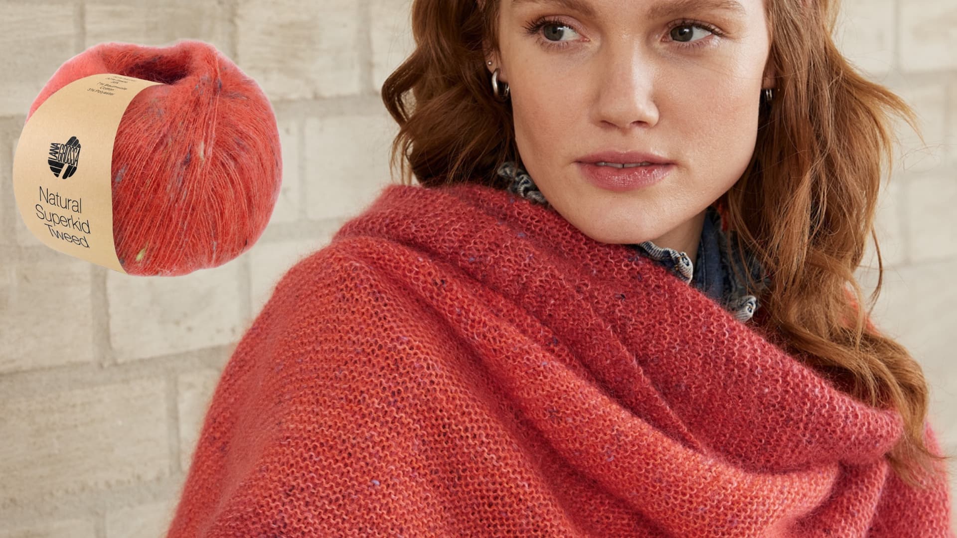 Eine Frau im selbstgestrickten Poncho mit Wolle von Lana Grossa