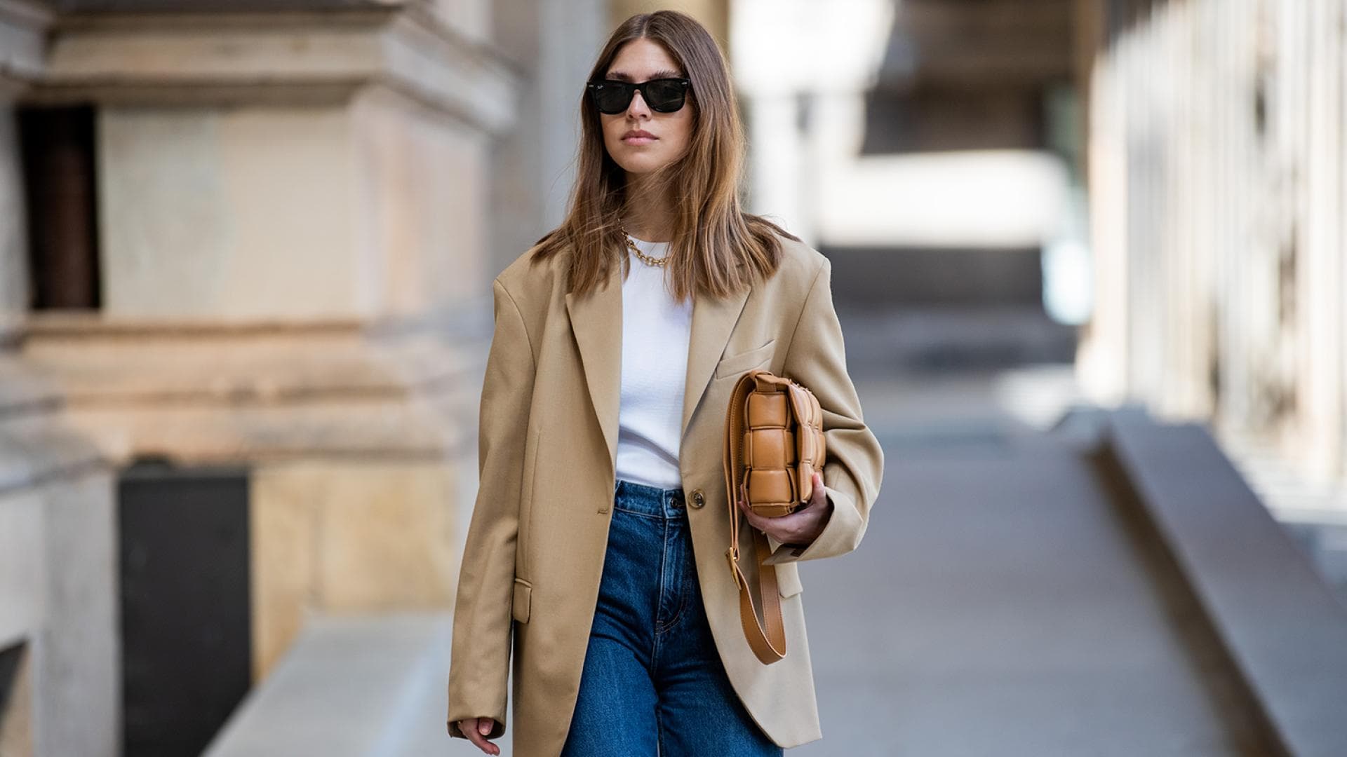 Eine Frau in einem stylischen Office-Look