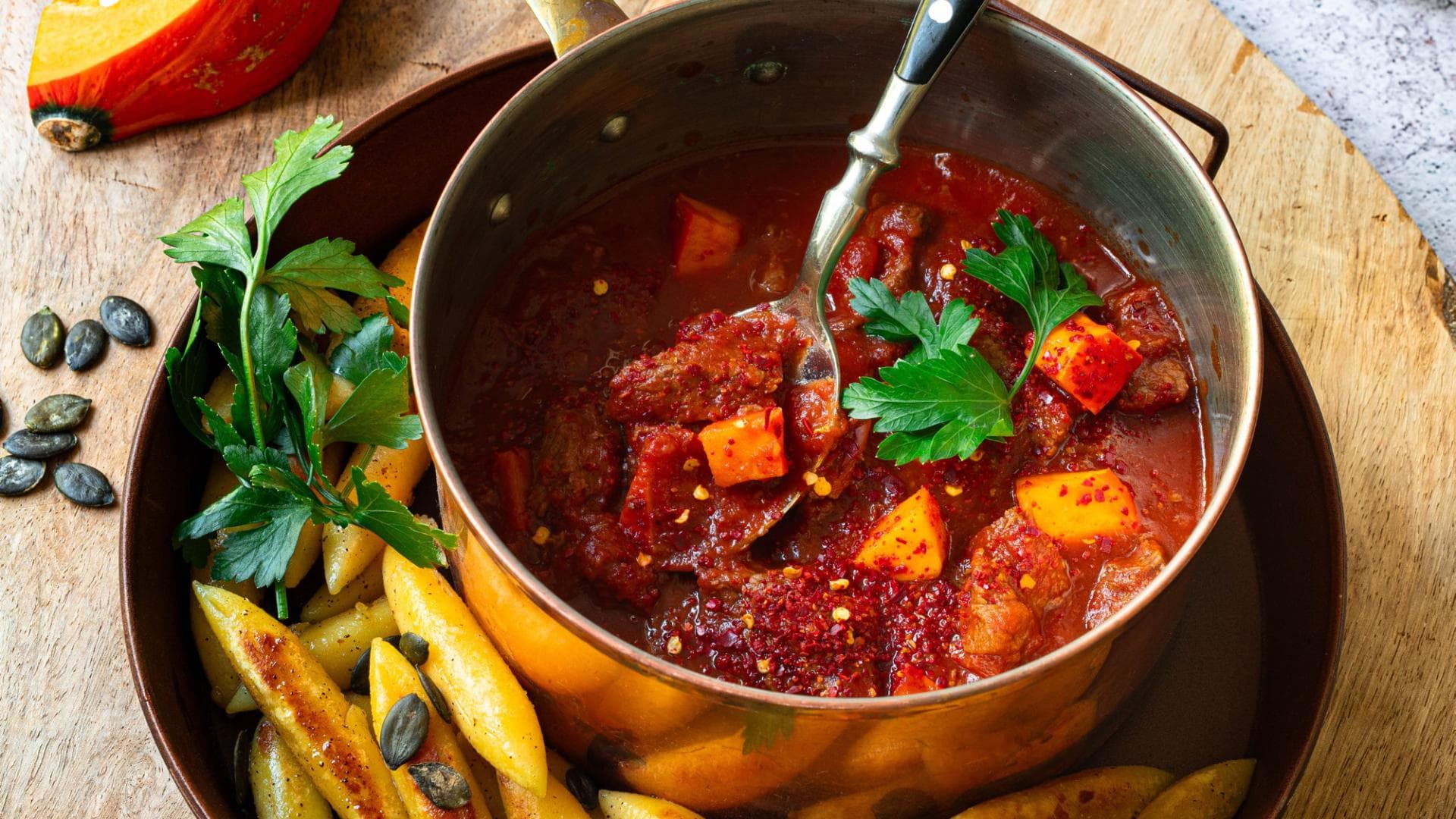 Kürbis-Gulasch mit Schupfnudeln Kürbis-Gulasch mit Schupfnudeln