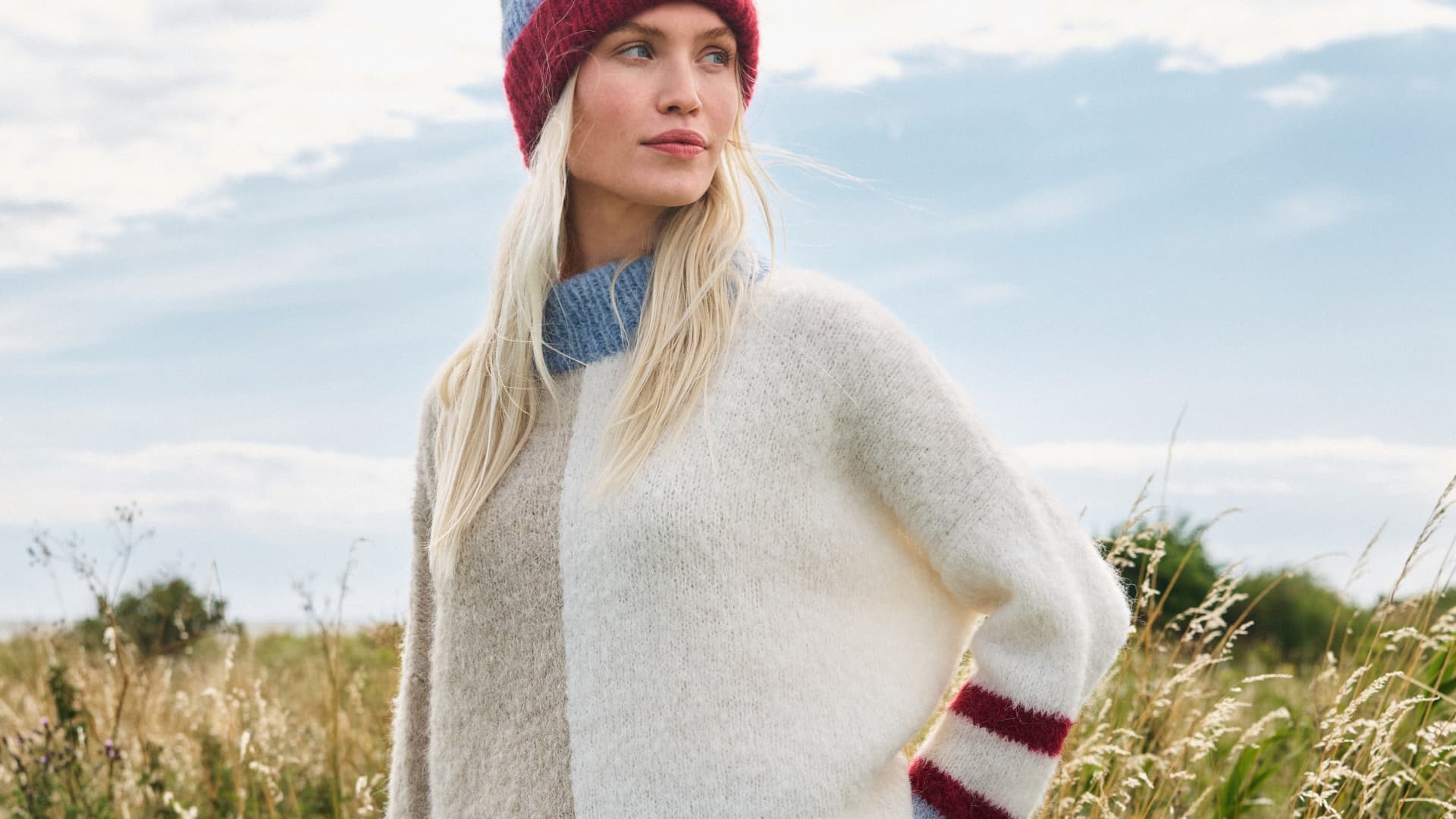 Model mit flauschiger Mütze von Lana Grossa