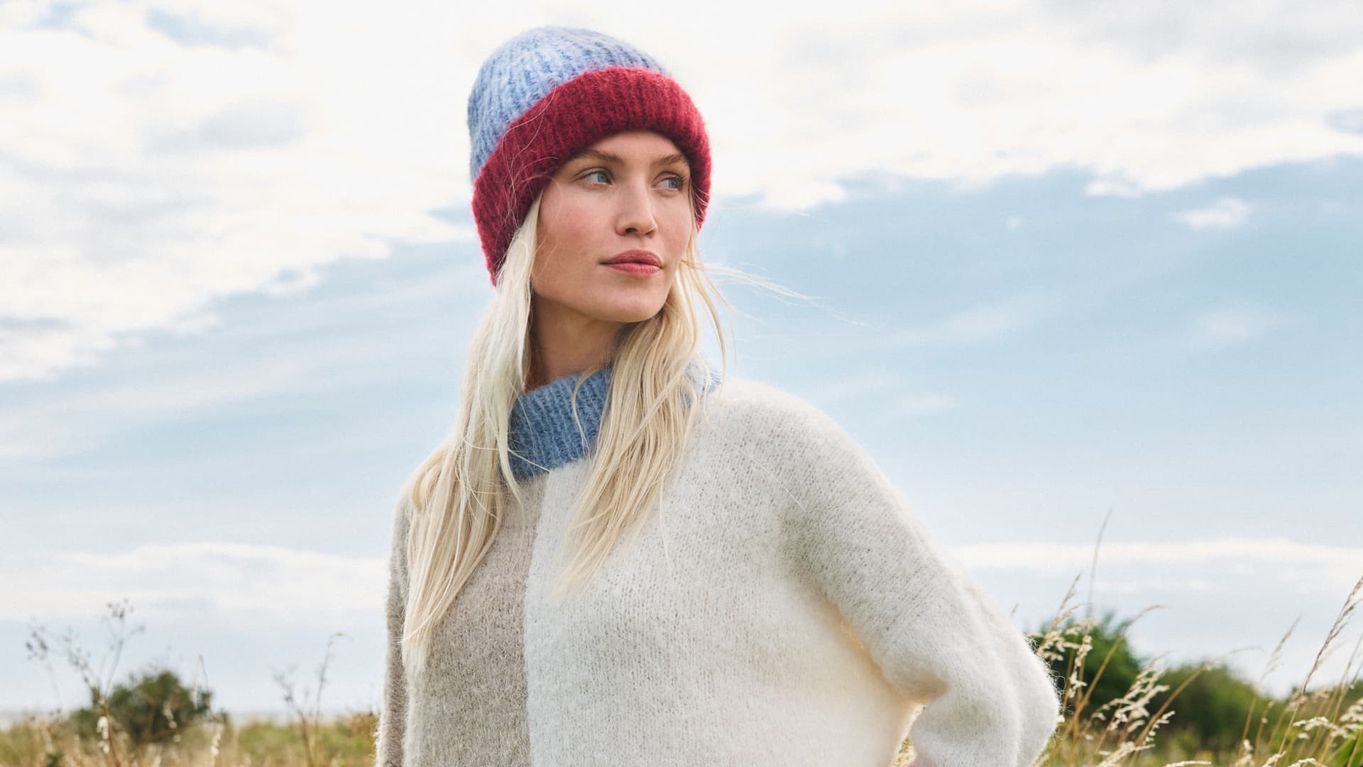 Model mit flauschiger Mütze von Lana Grossa