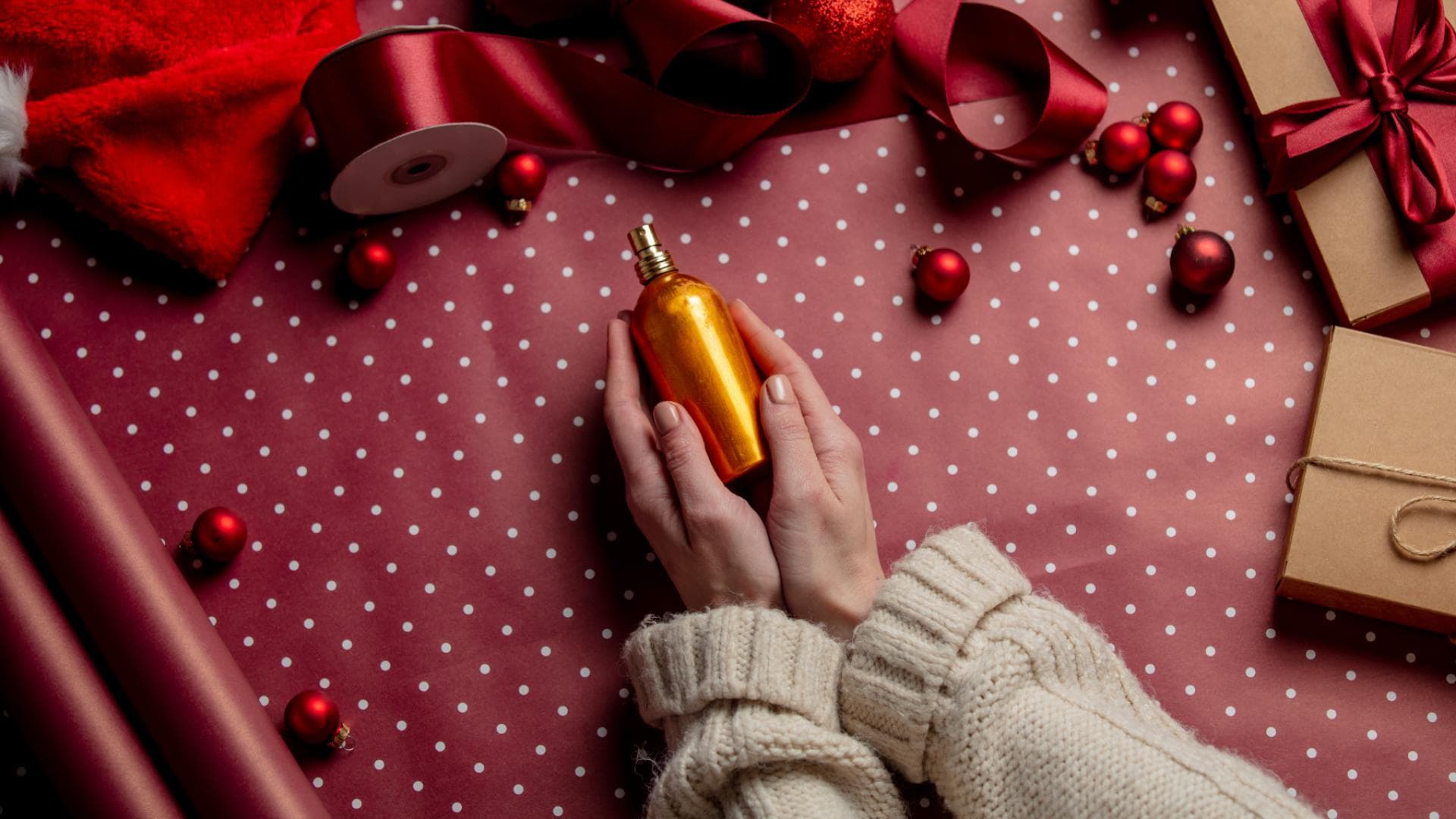 Eine Frau packt ein Geschenk ein
