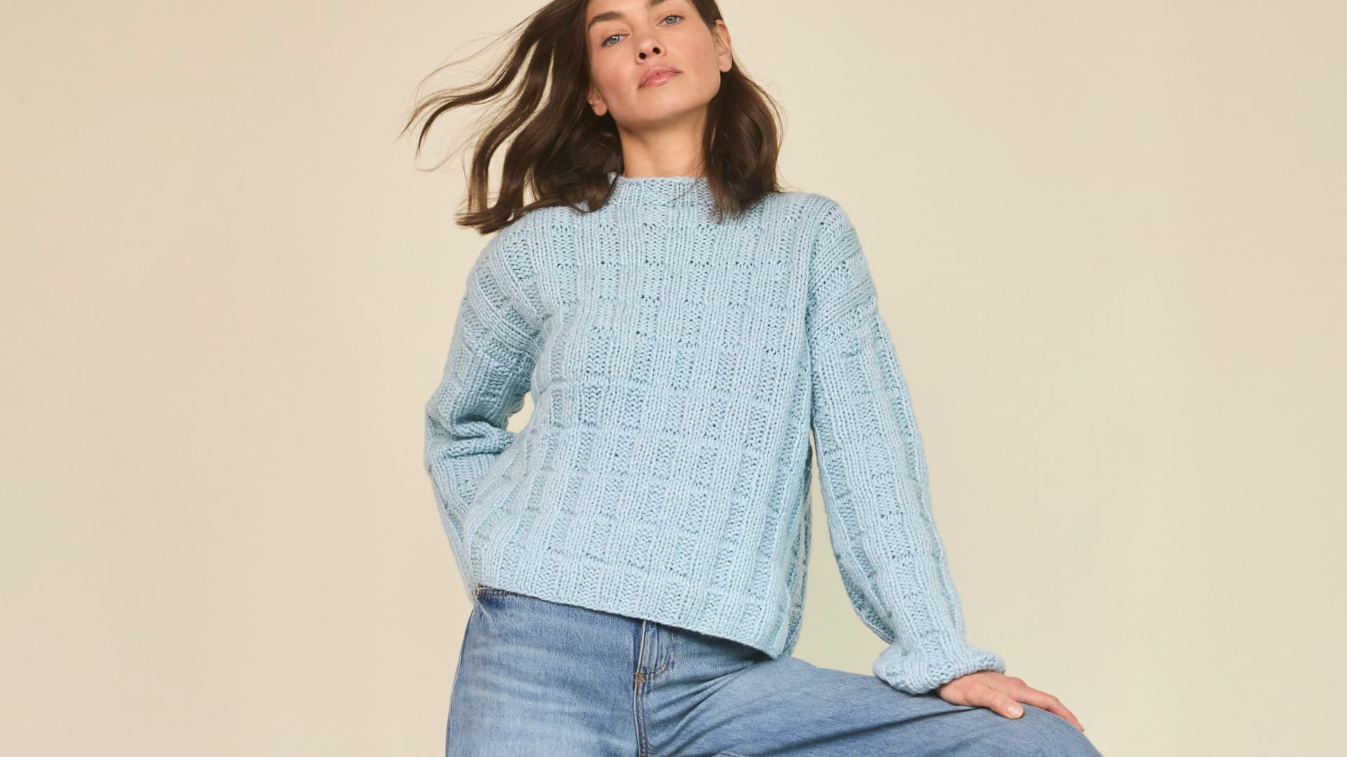 Model in hellblauem Pullover von Lana Grossa