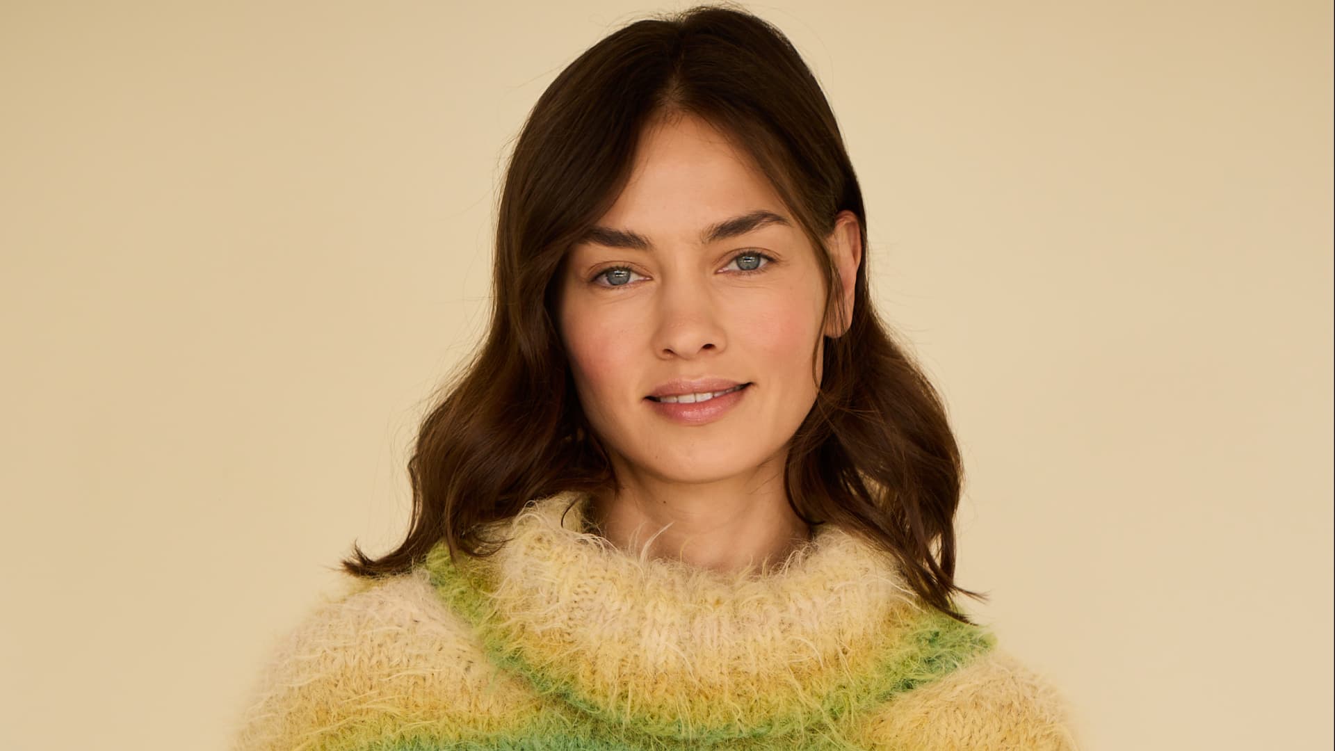 Model in flauschigem Rollkragenpullover von Lana Grossa