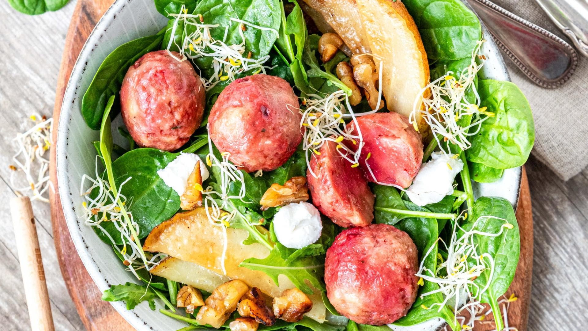 Rote-Bete-Knödel mit Salat 