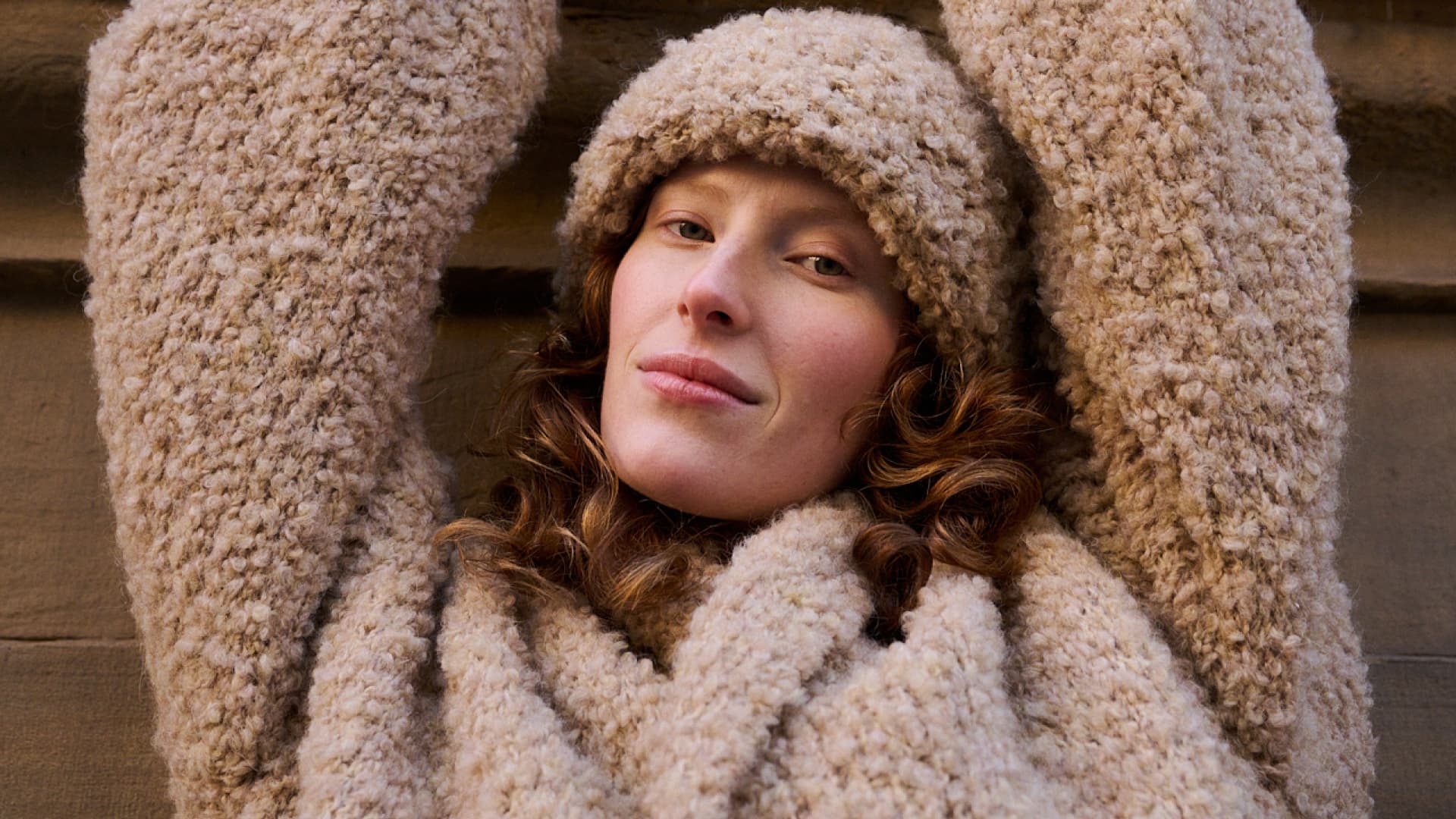 Model mit flauschiger Mütze von Lana Grossa