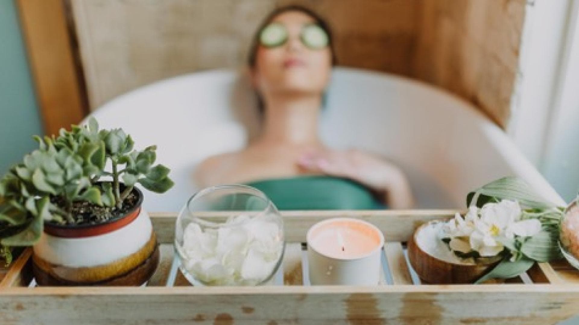 Frau liegt in der Badewanne