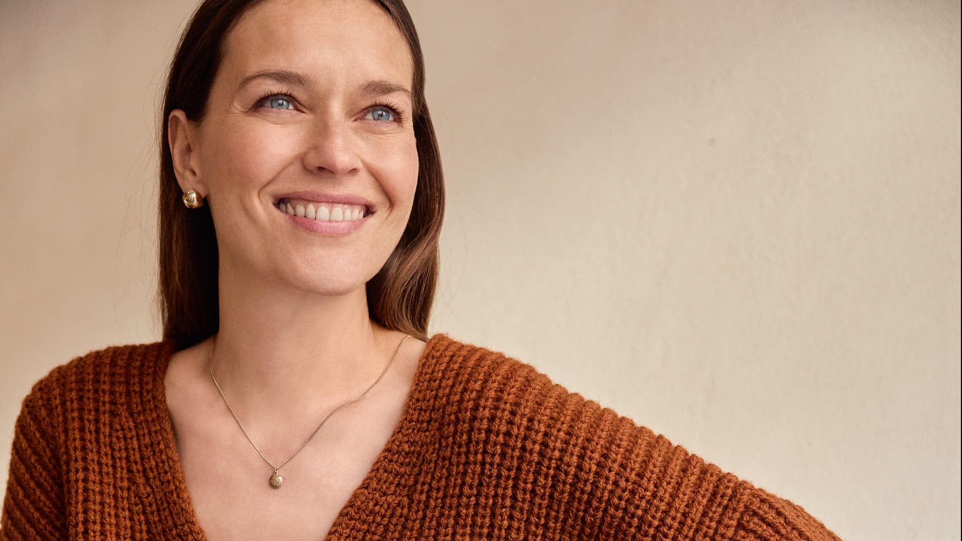 Model mit karamellfarbenem Kaschmirpullover mit V-Ausschnitt von Lana Grossa