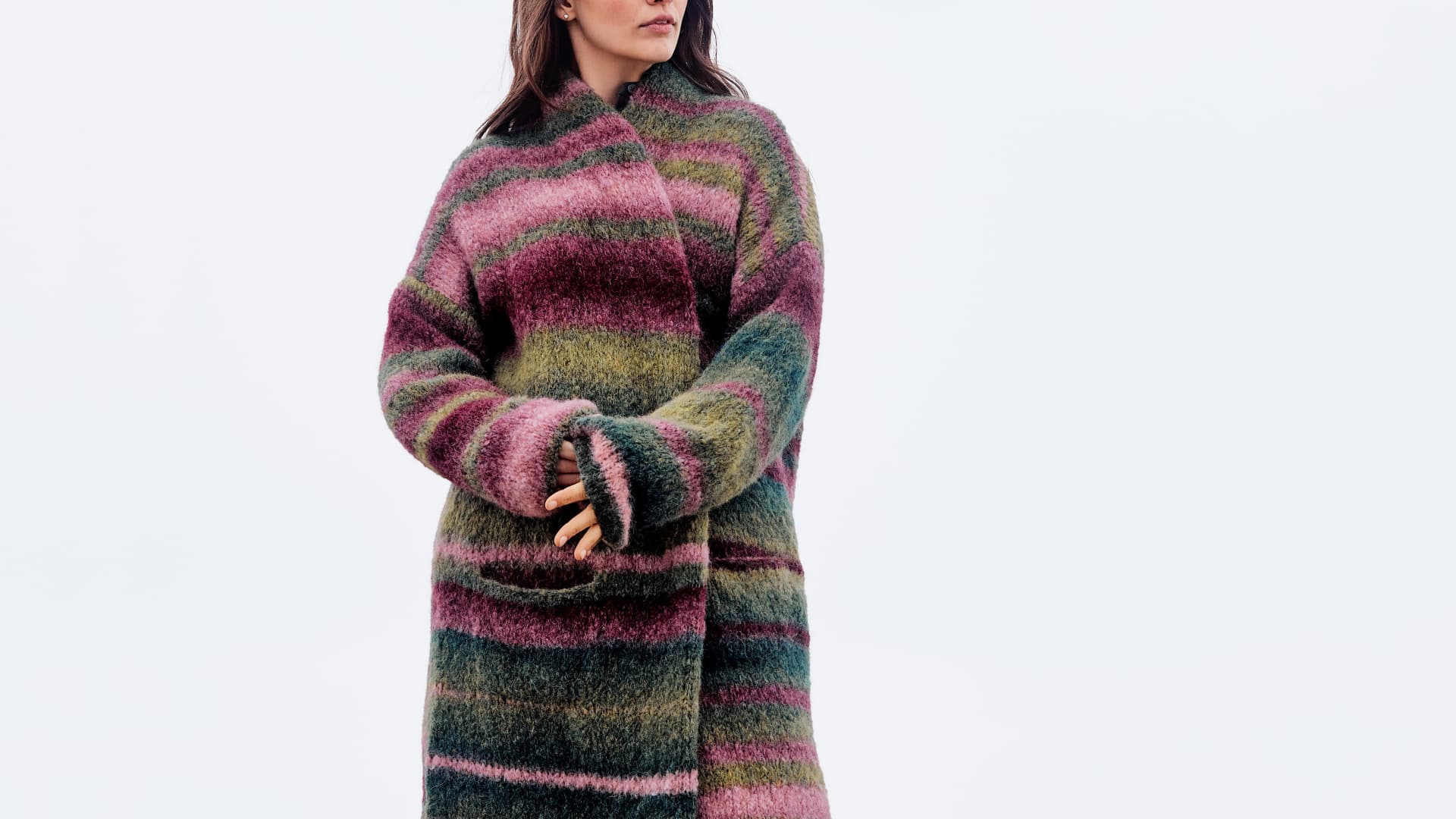 Model in gestreiftem Strickmantel von Lana Grossa