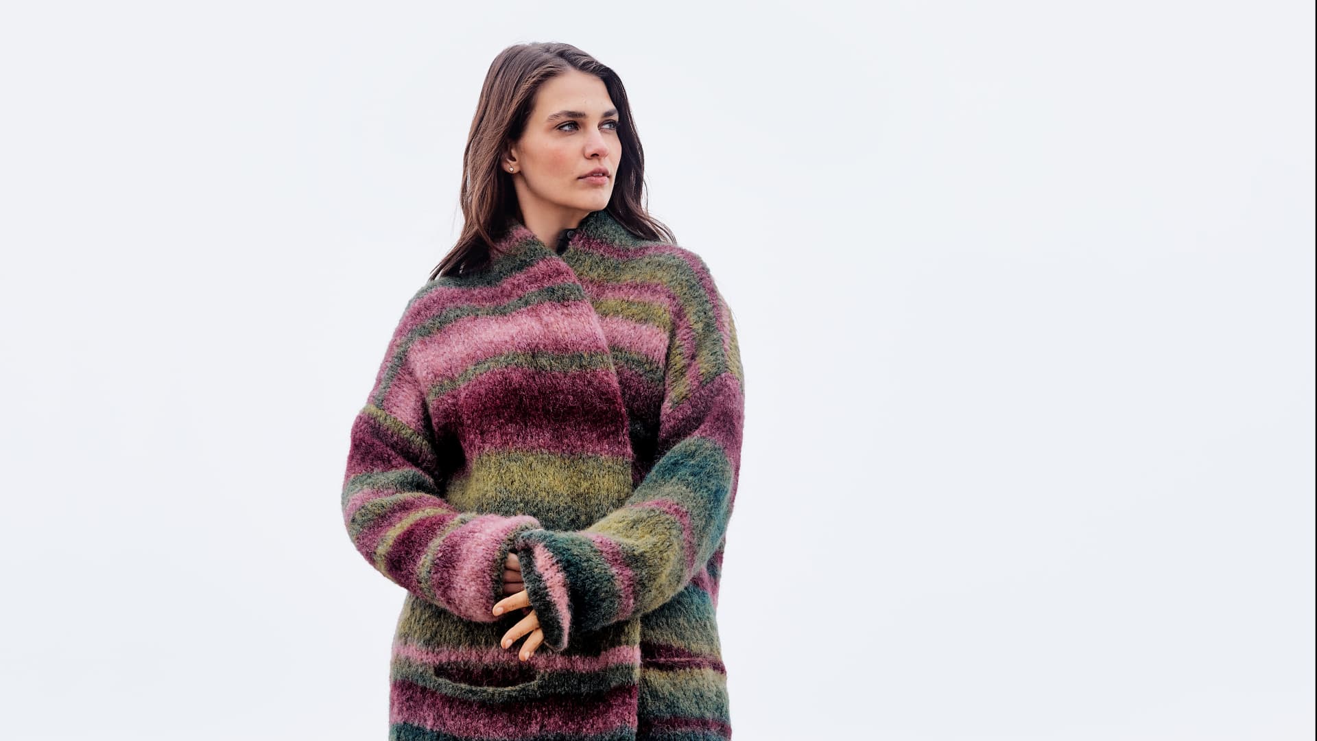 Model in gestreiftem Strickmantel von Lana Grossa