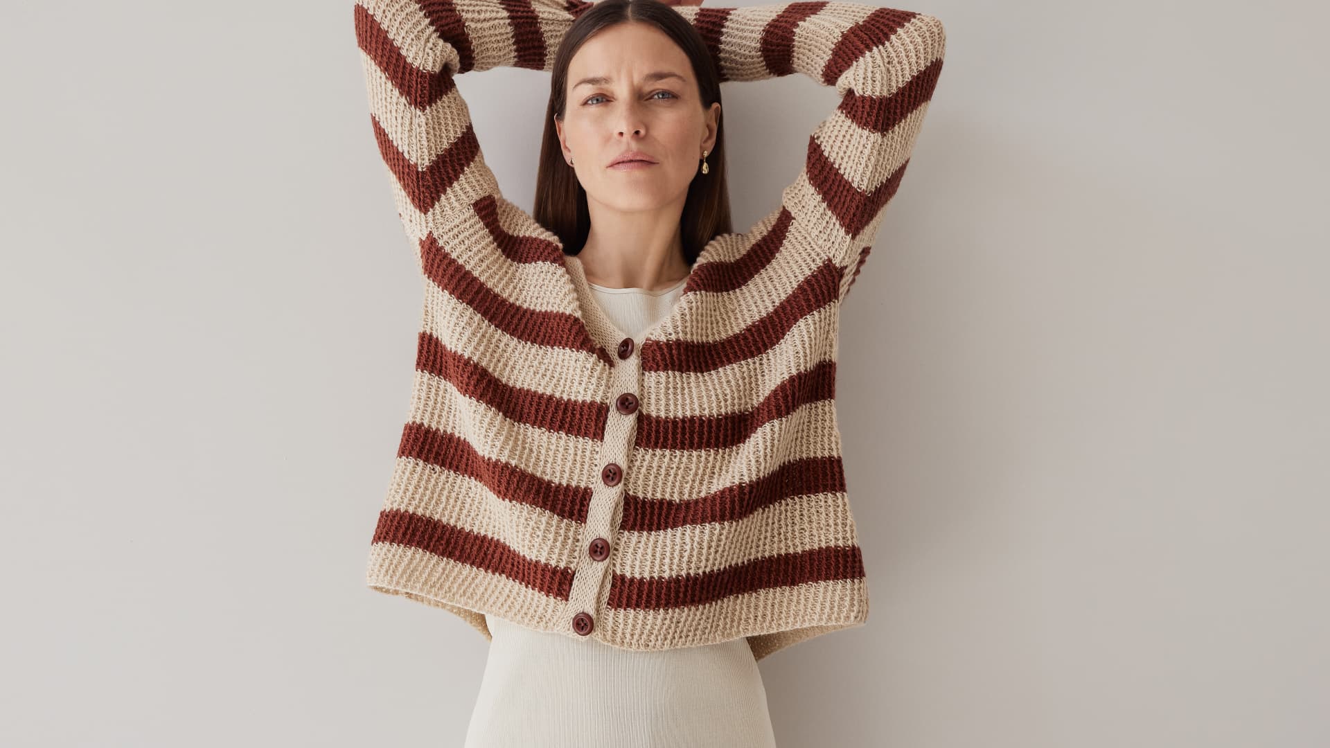 Model in Ecopuno Strickjacke von Lana Grossa