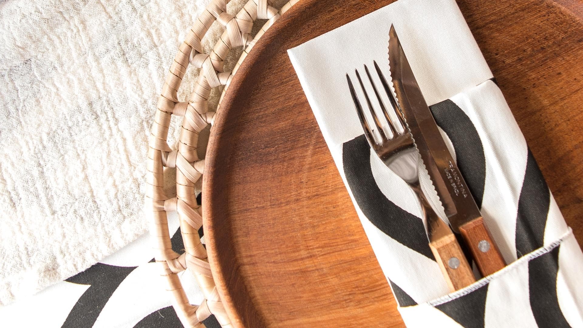 Eine Serviette mit Muster in Schwarz und Weiß