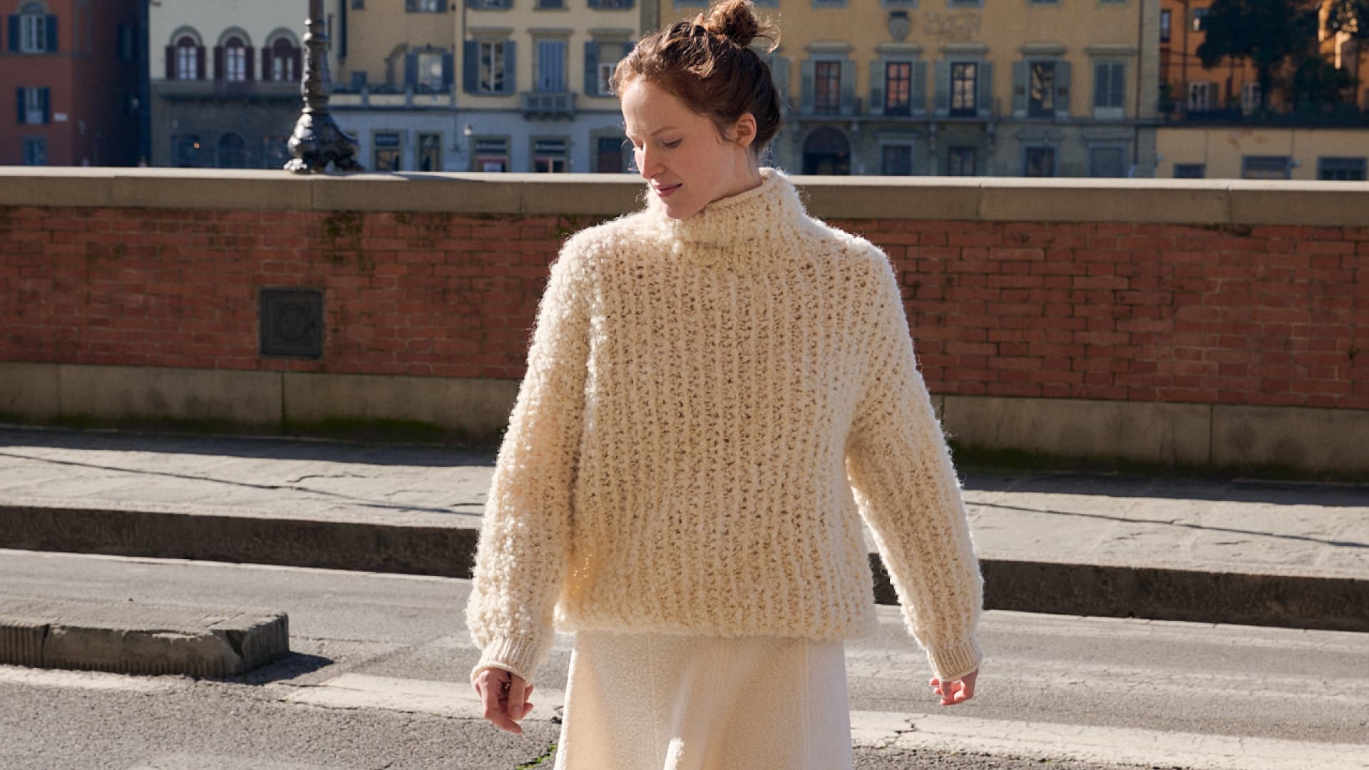 Model in flauschigem Rollkragenpullover von Lana Grossa