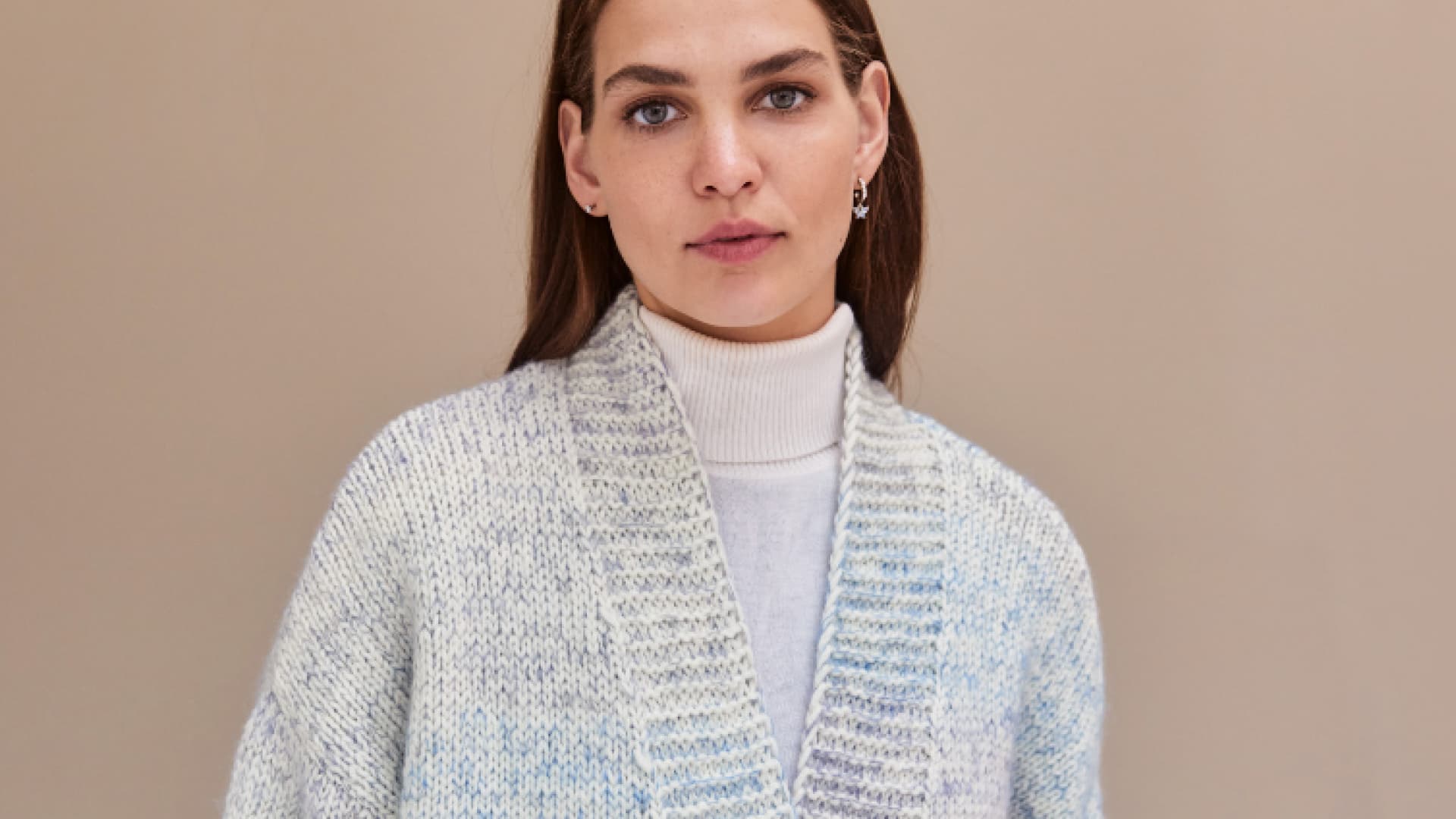 Model in Strickjacke von Lana Grossa